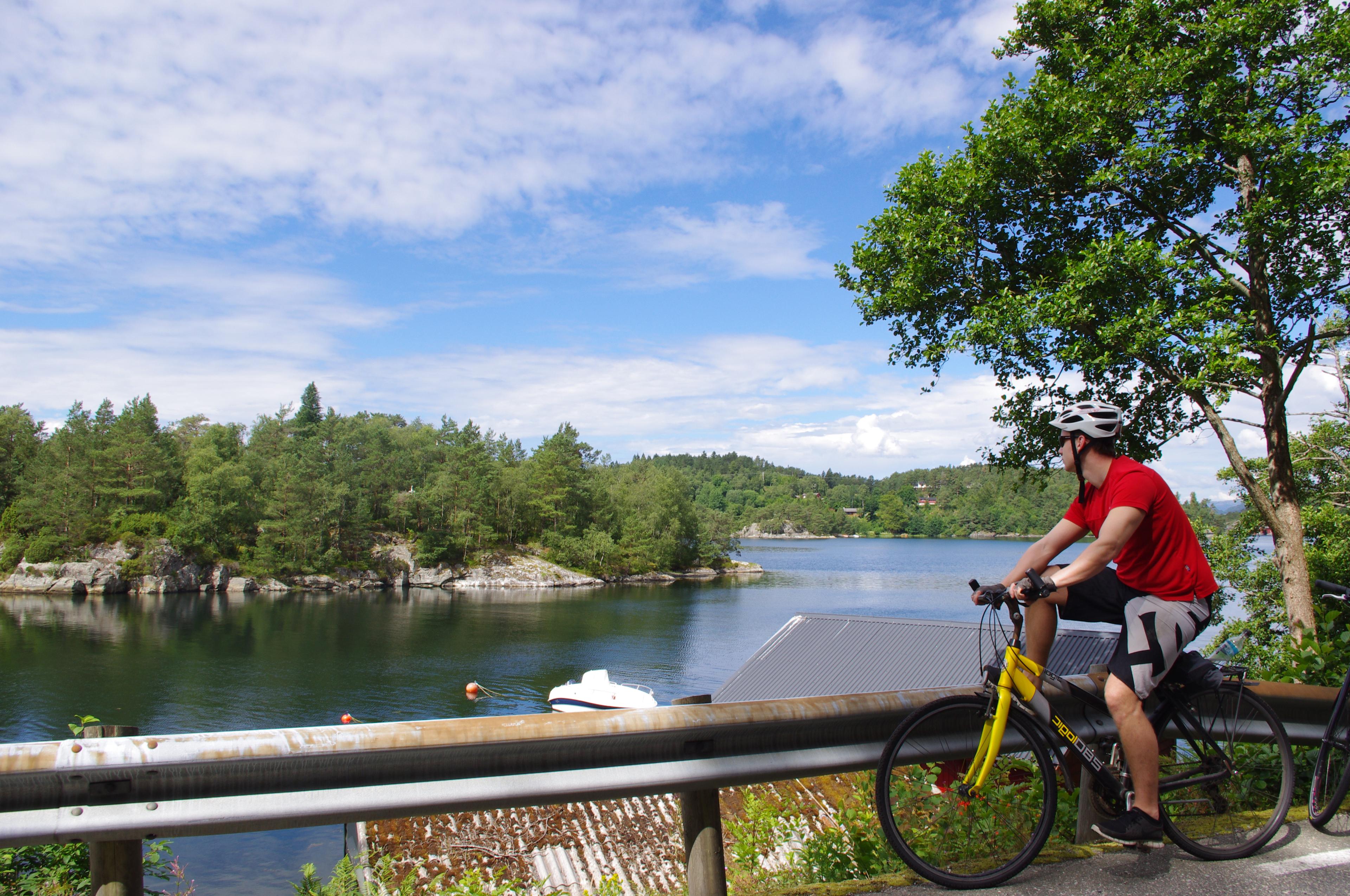 Syklist ved Malkenes på Tysnes