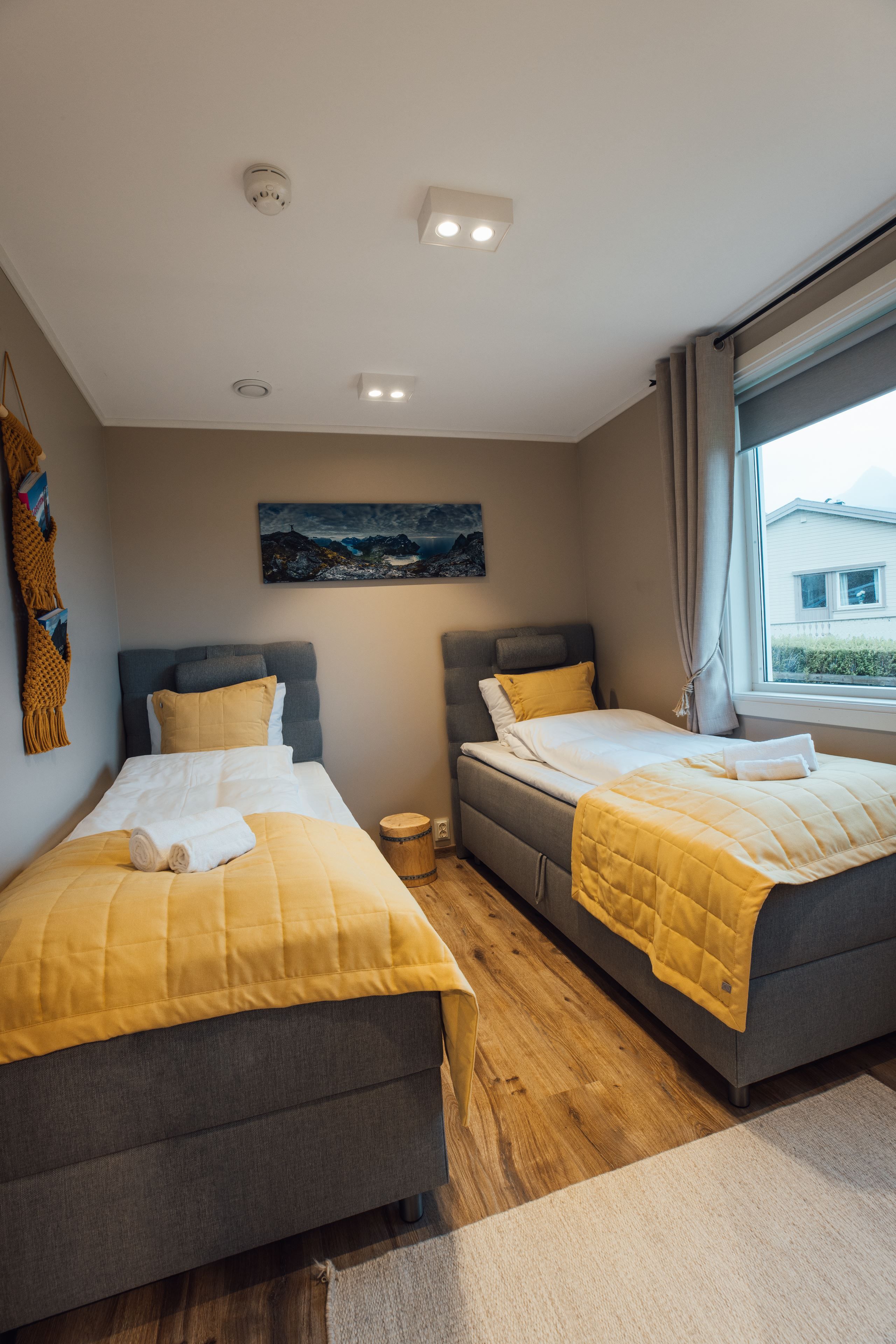 Twin room with shared bathroom