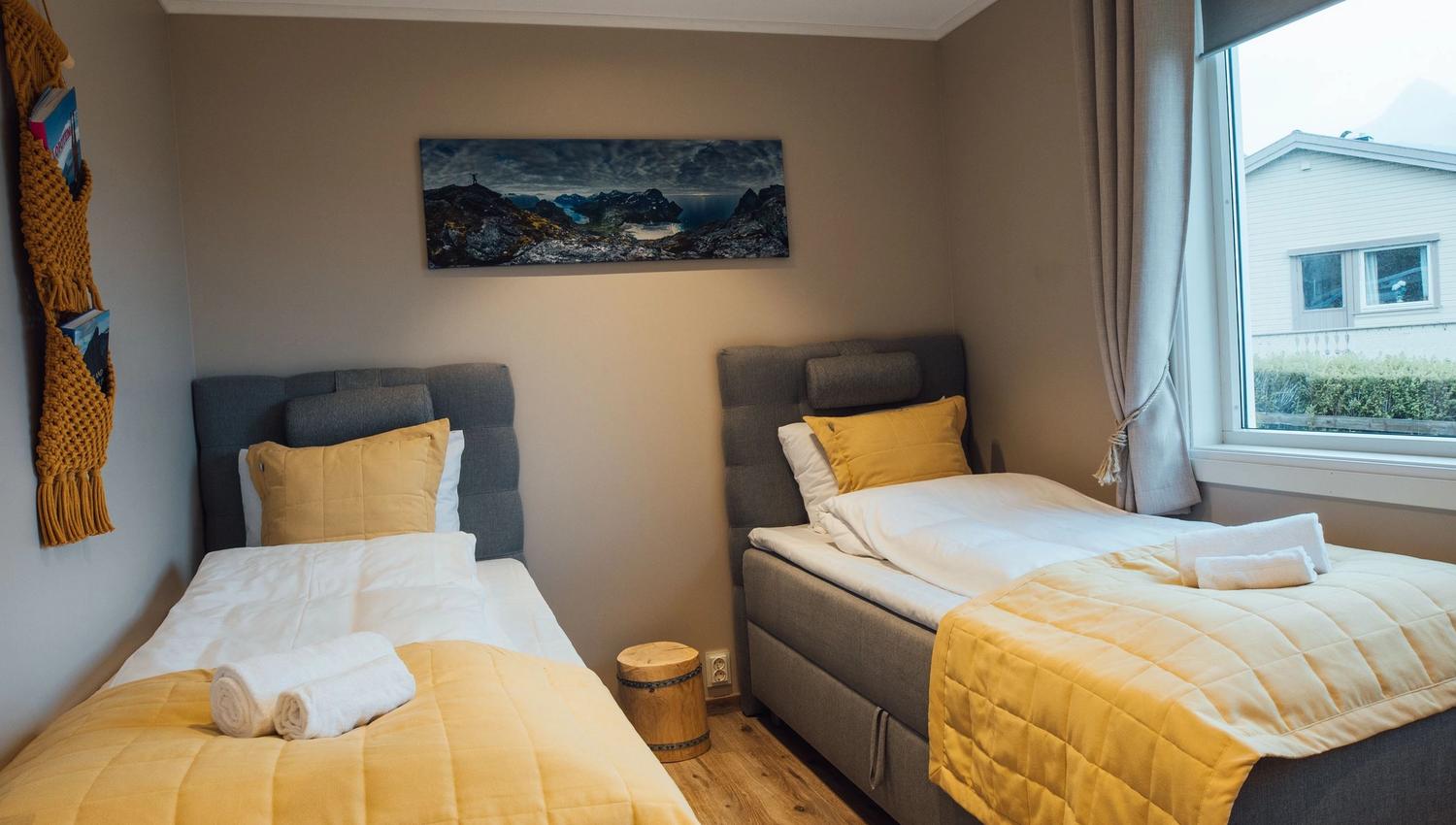 Twin room with shared bathroom