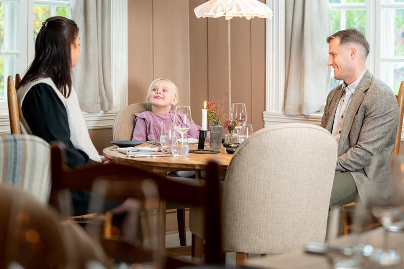 Familie rundt et rundt bord