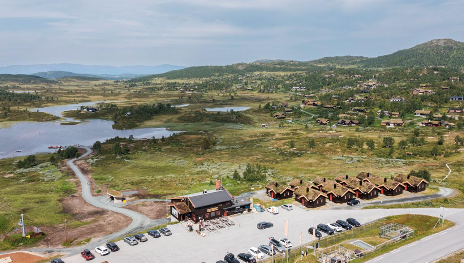 dronebilde av Vierli kafeteria og hyttene rundt
