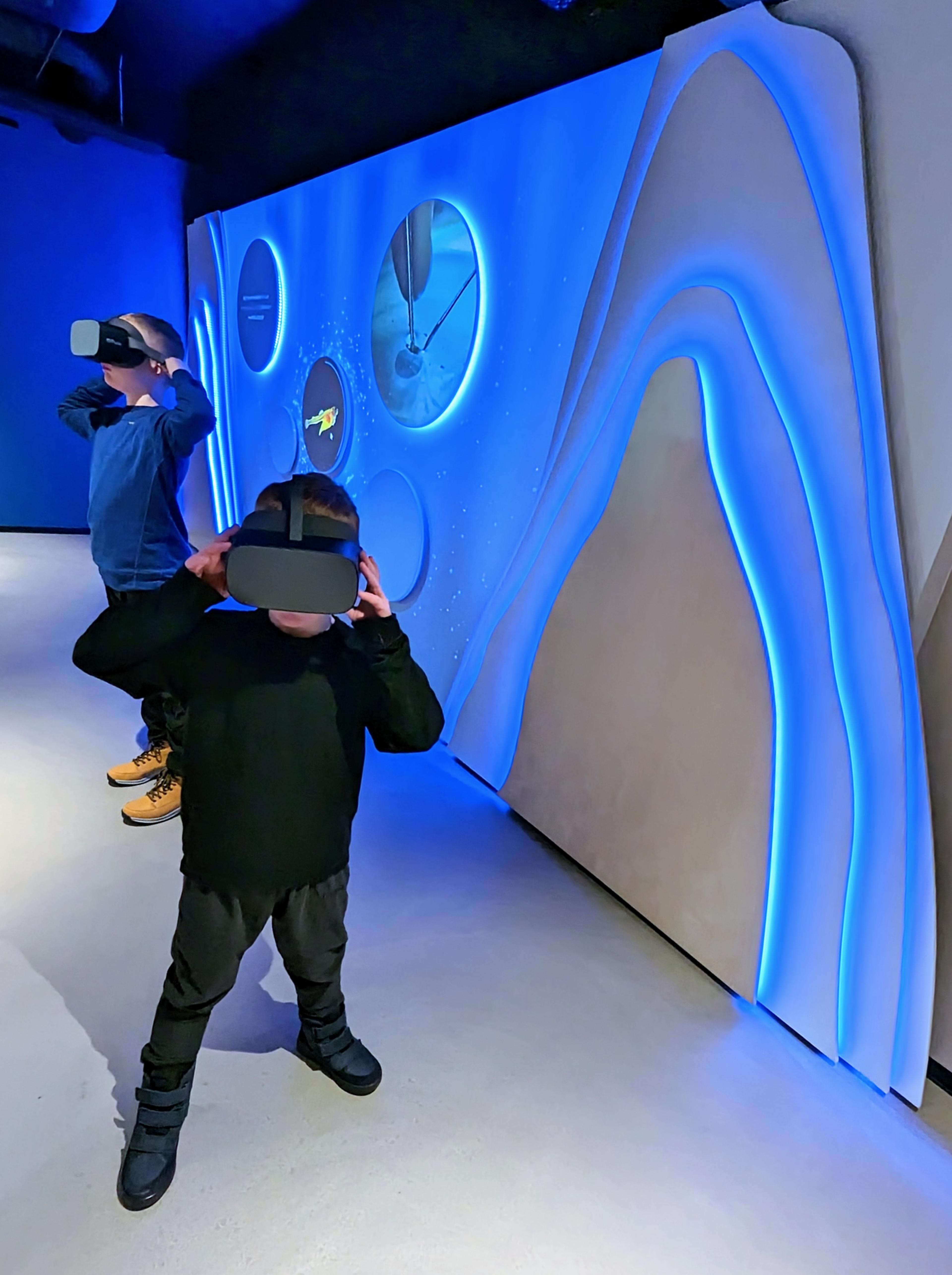 To brødre utforsker VR brillene