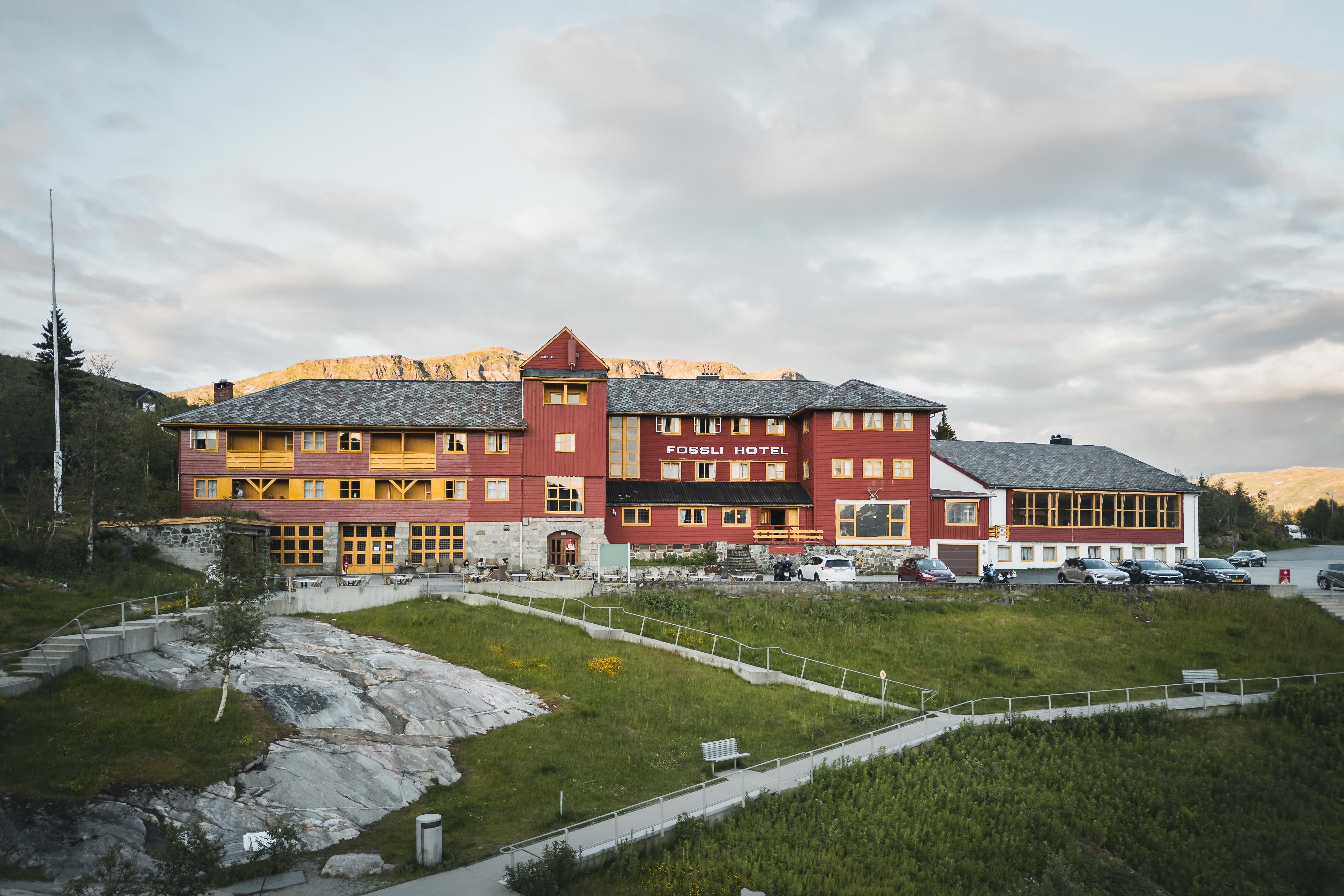 Fossli Hotel sett forfra under solnedgang.