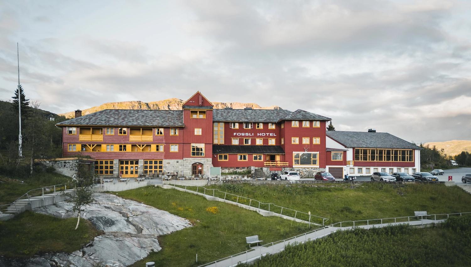 Fossli Hotel sett forfra under solnedgang.