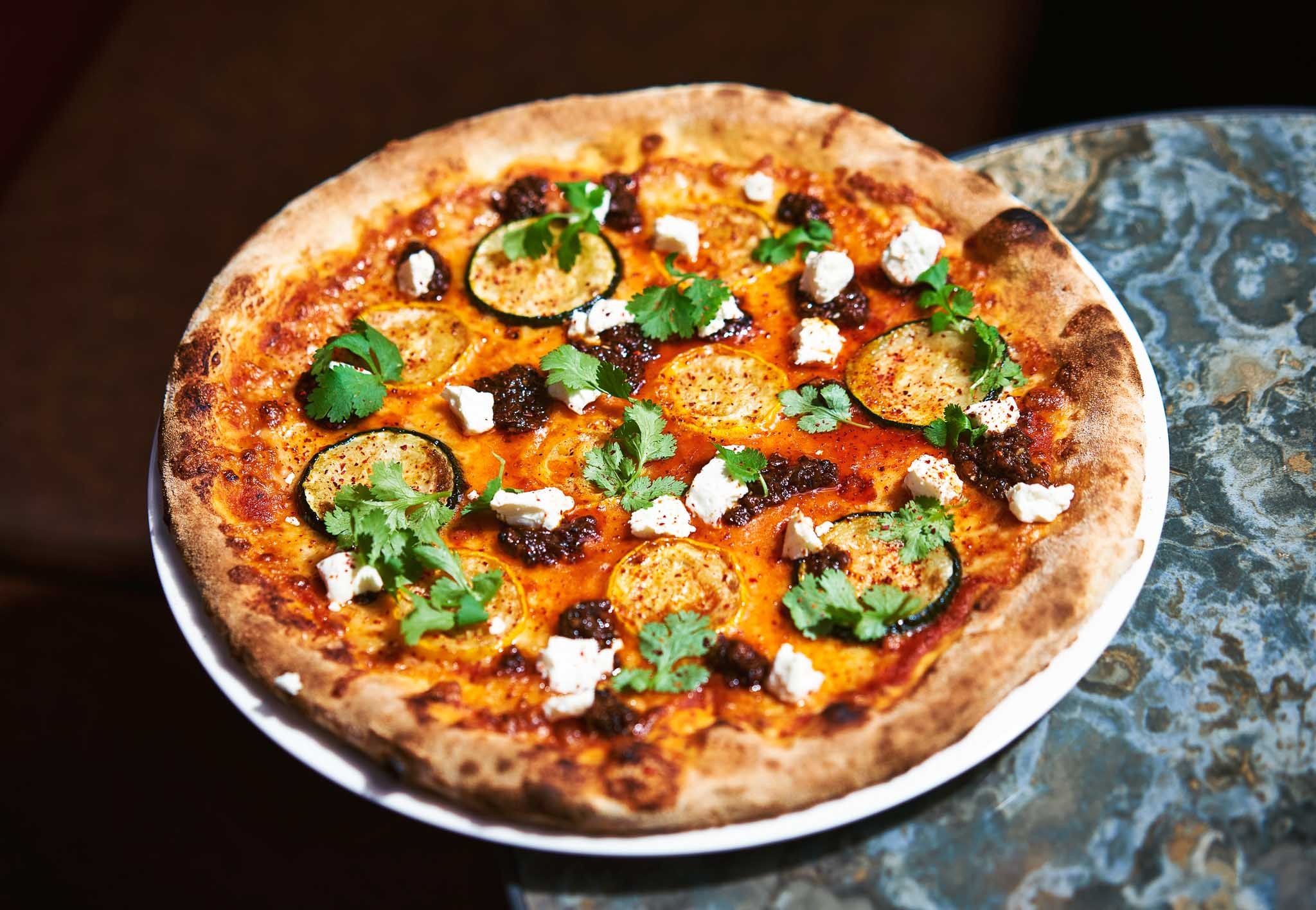 Pizza sett ovenfra