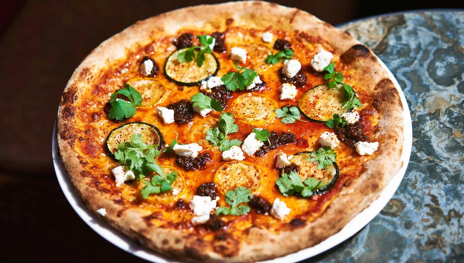 Pizza sett ovenfra