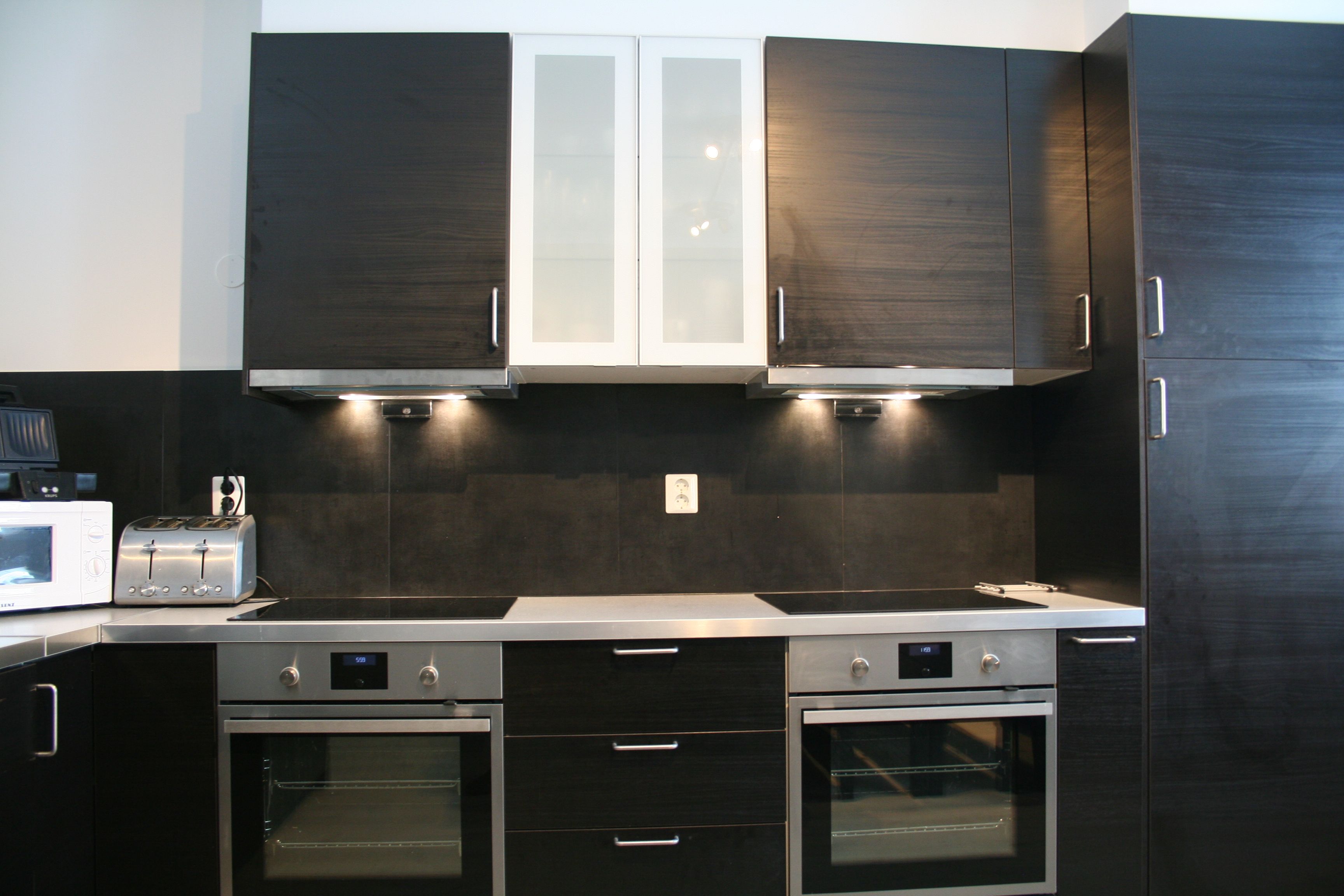 Stilreint, moderne kjøkken på Kvamseter Lodge, med to komfyrar og alt ein treng for matlaging.