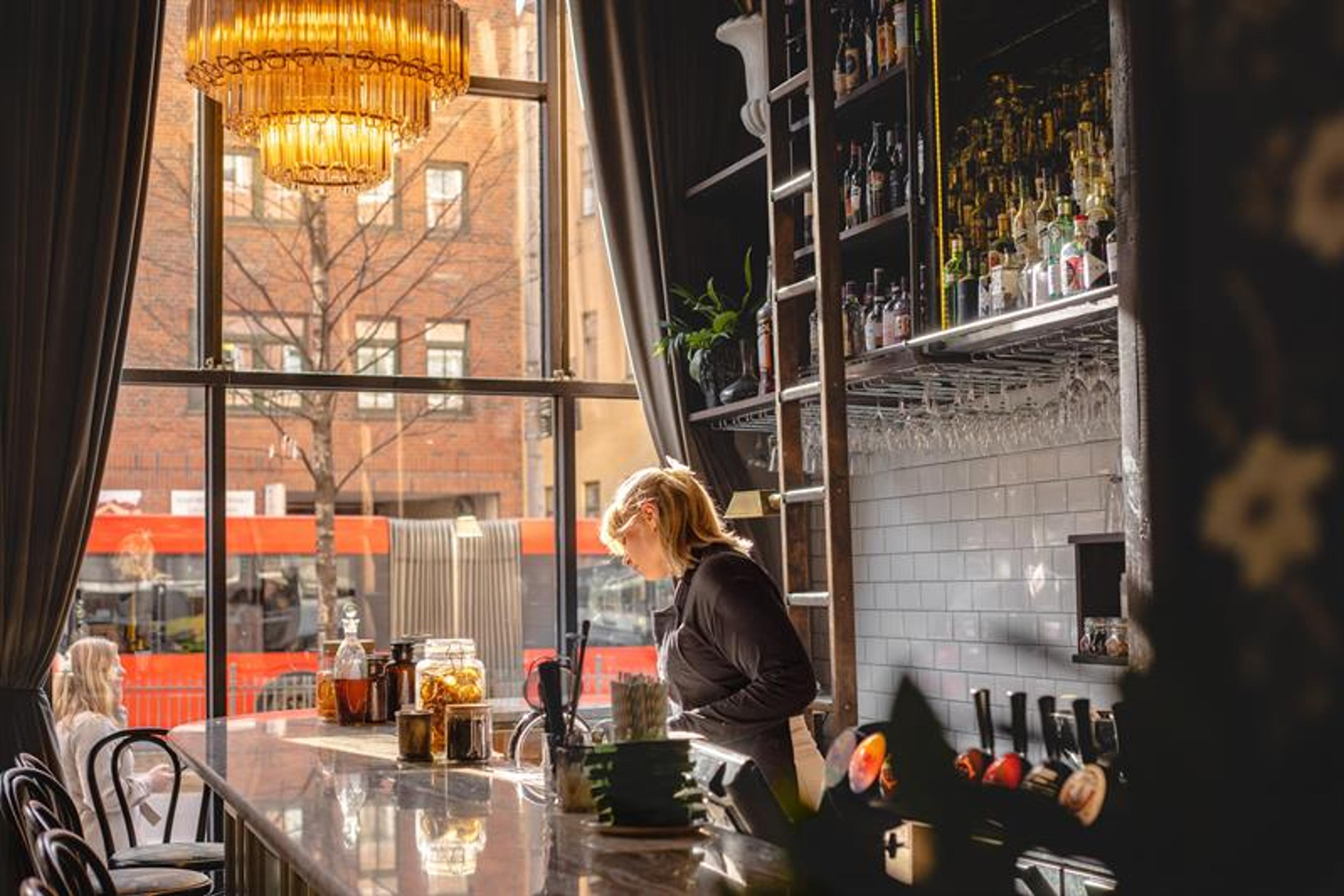 Servitør bak baren.