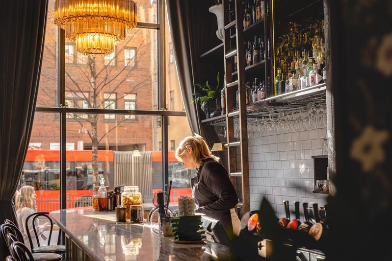 Servitør bak baren.