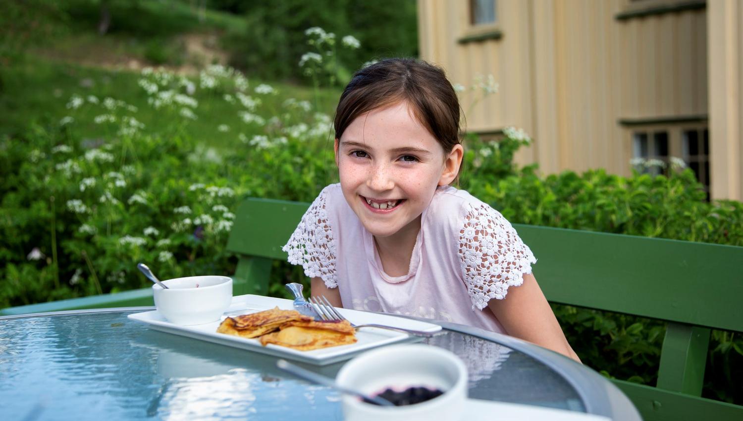 Barn som spiser pannekaker