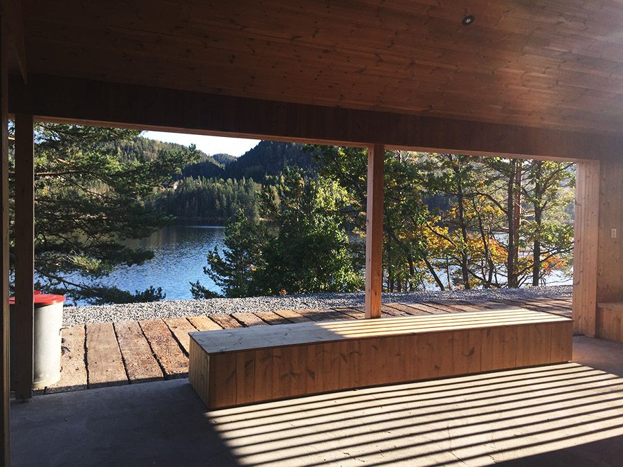 rasteplass med utsikt mot vannet ved gang- og sykkelsti "Kragerøbanen" i Drangedal