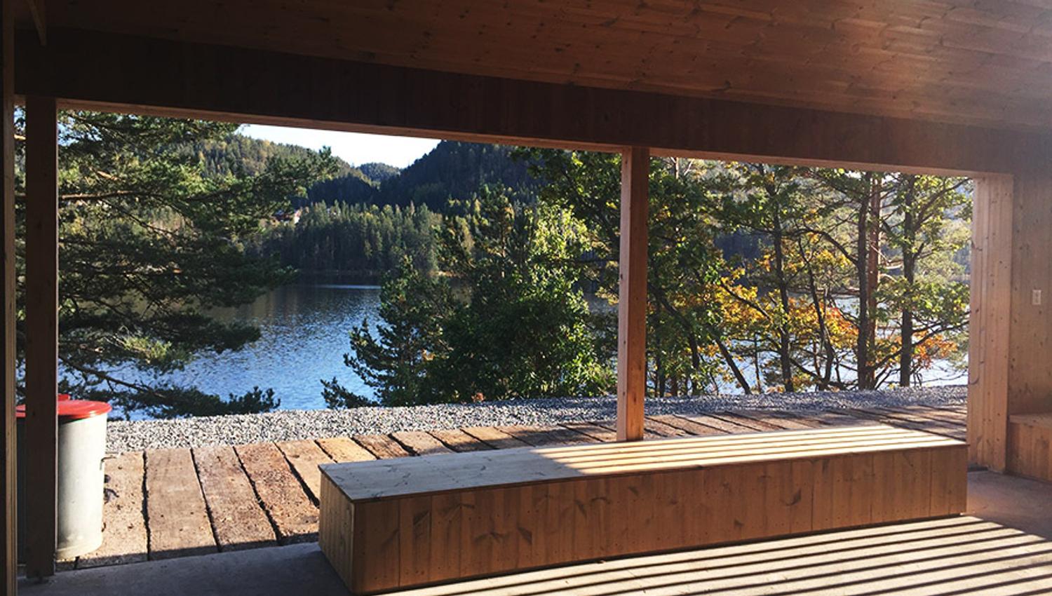 rasteplass med utsikt mot vannet ved gang- og sykkelsti "Kragerøbanen" i Drangedal