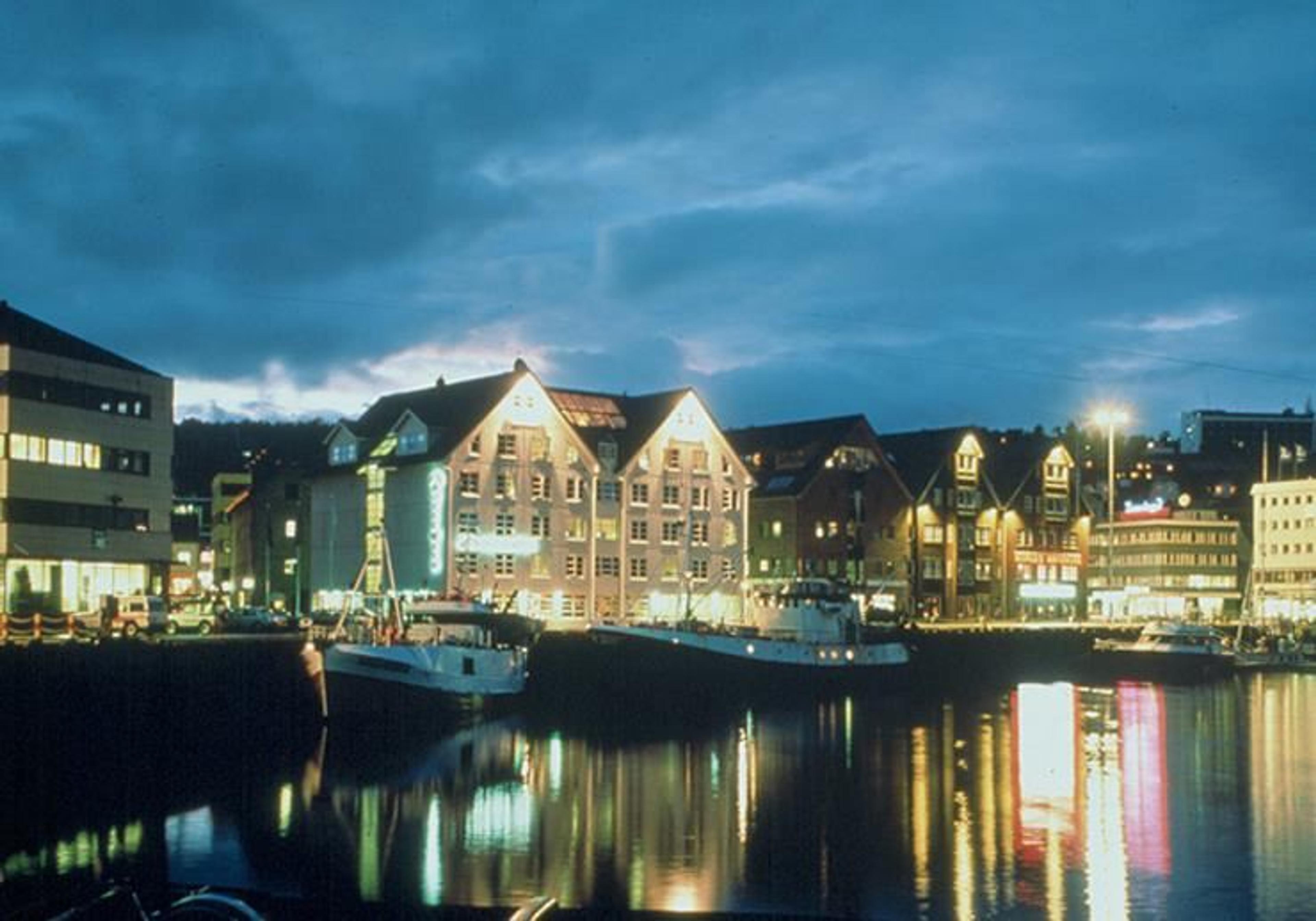 Utsikt til hotellet fra havna