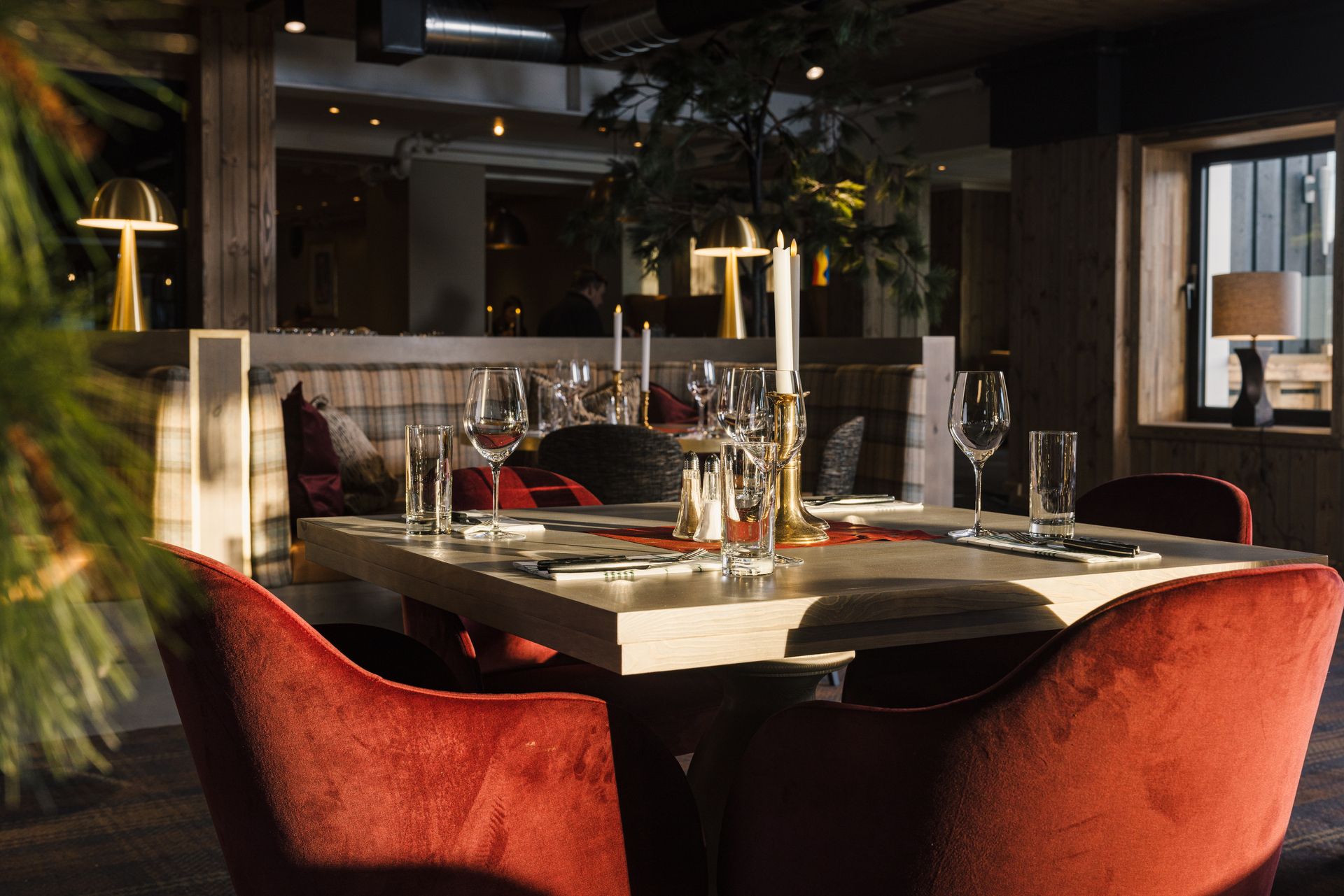 Et bord som ble servert med glass og bestikker på Sofias restaurant i Bardøla fjellhotell