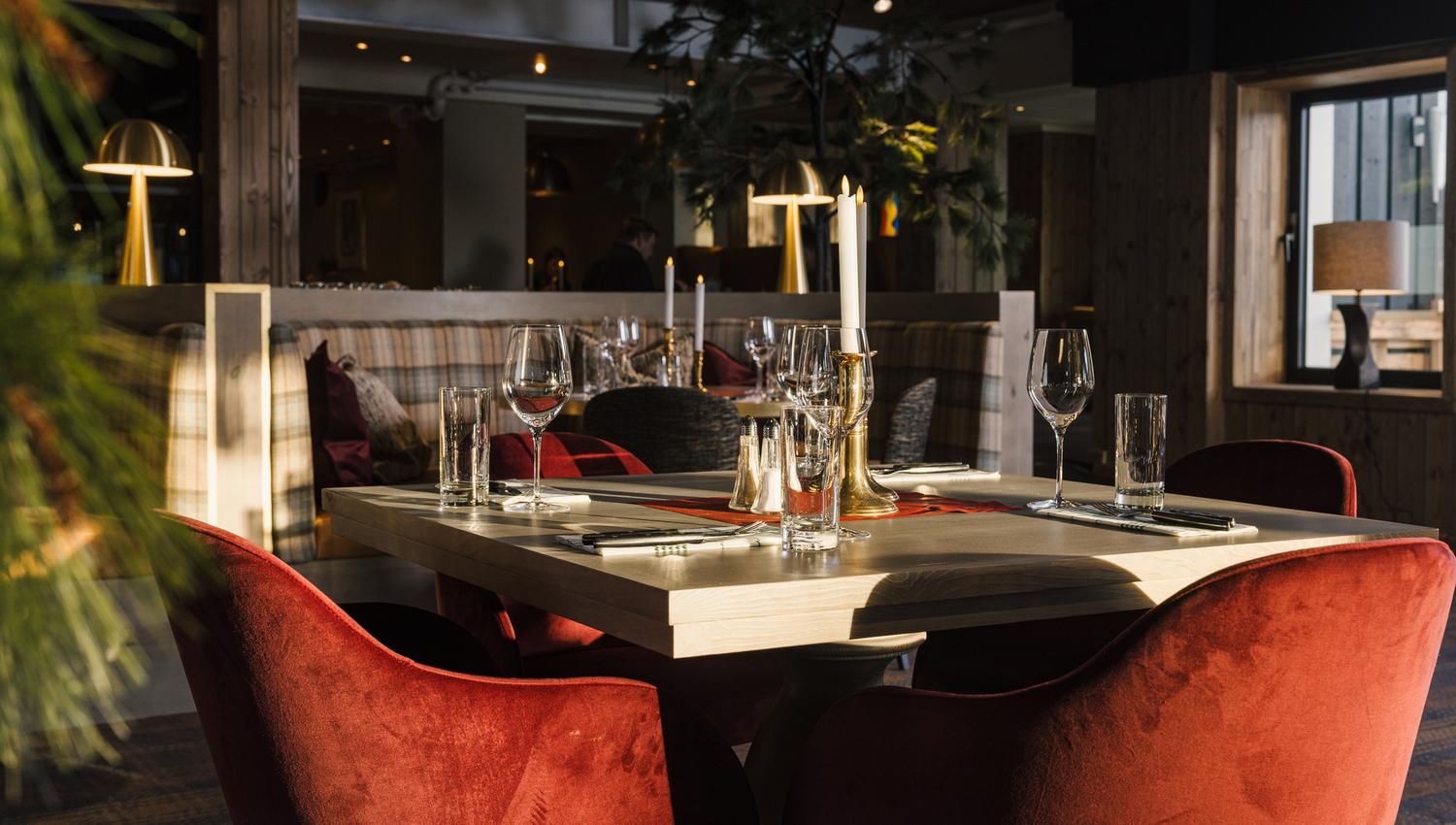 Et bord som ble servert med glass og bestikker på Sofias restaurant i Bardøla fjellhotell
