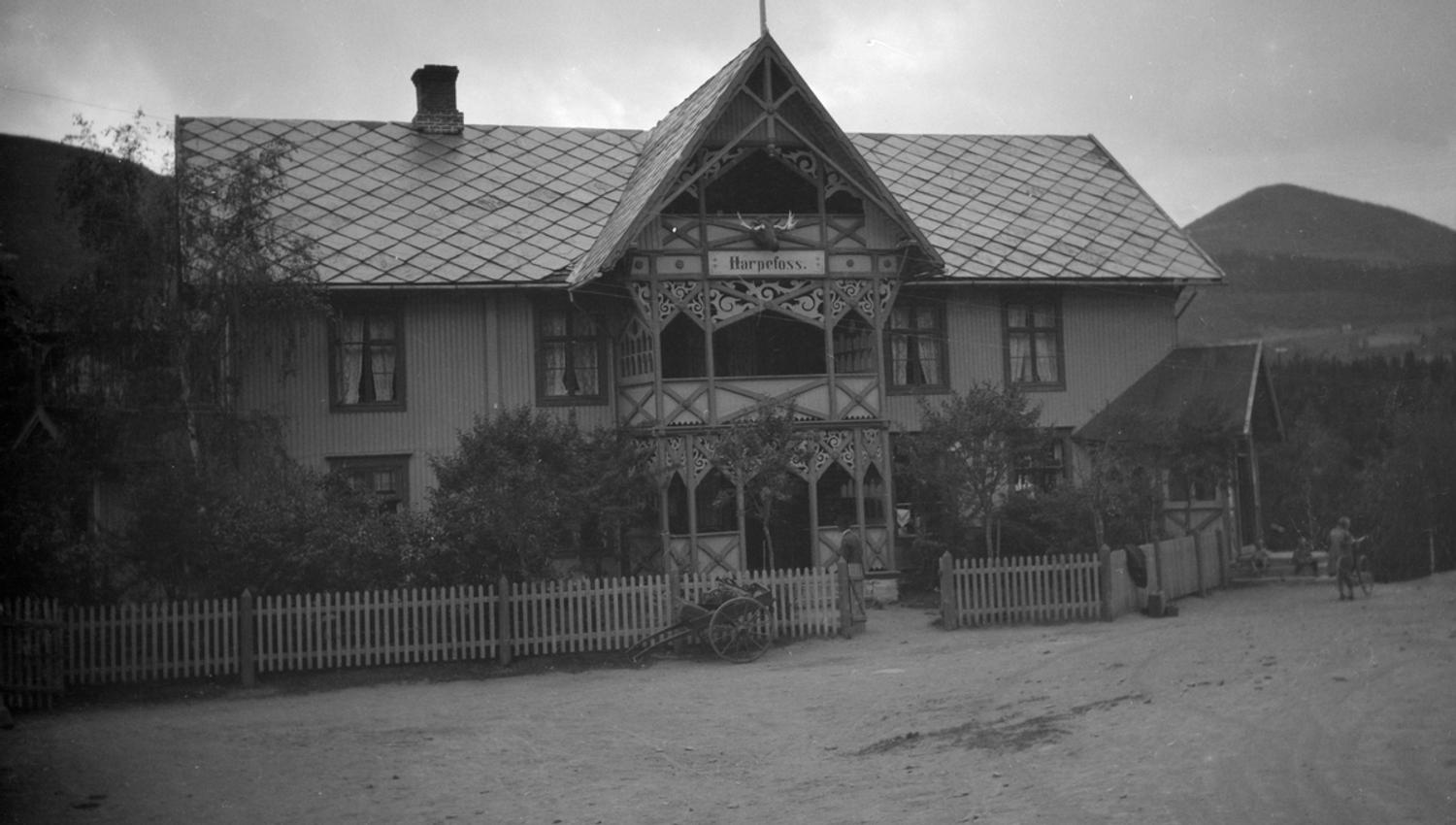 Harpefoss Hotell svart hvitt hotell