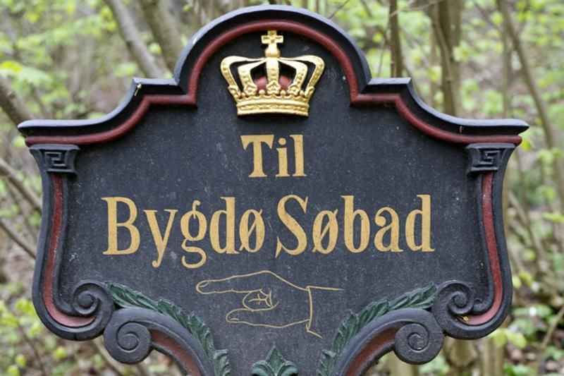 Gammel veiskilt. Folkeparken på Bygdø Kongsgård. Foto