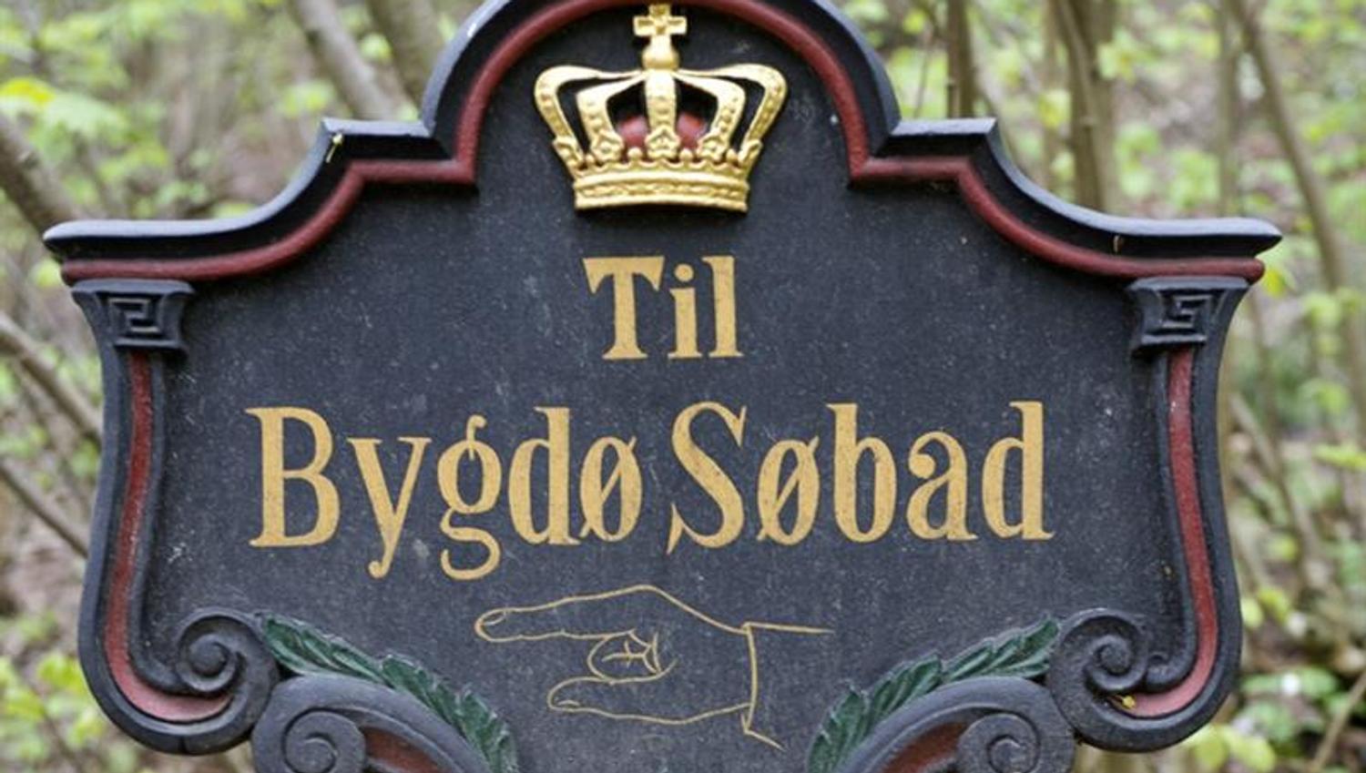 Gammel veiskilt. Folkeparken på Bygdø Kongsgård. Foto