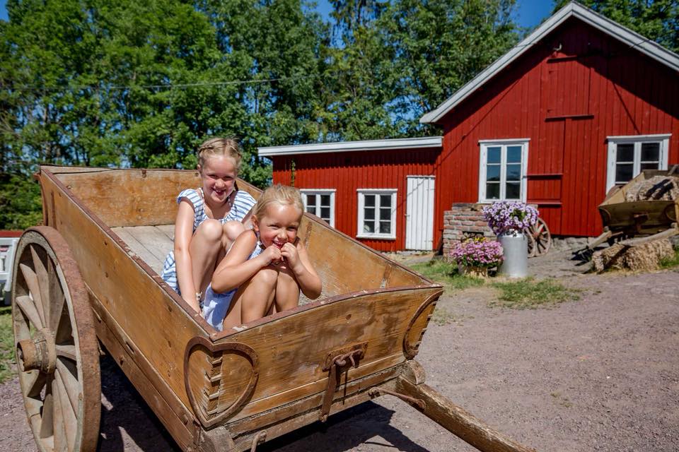 Children play at Buggegården