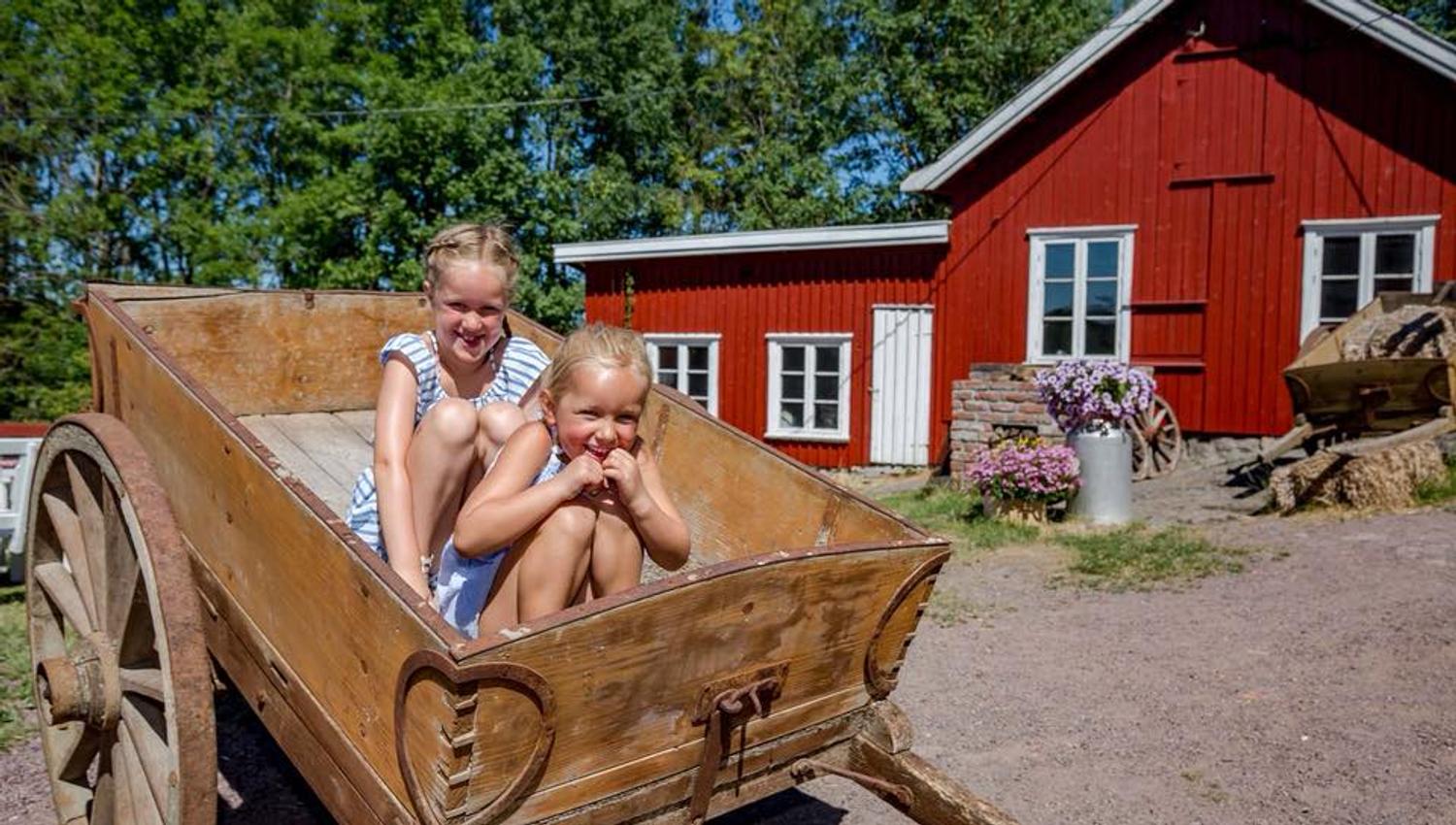 Children play at Buggegården