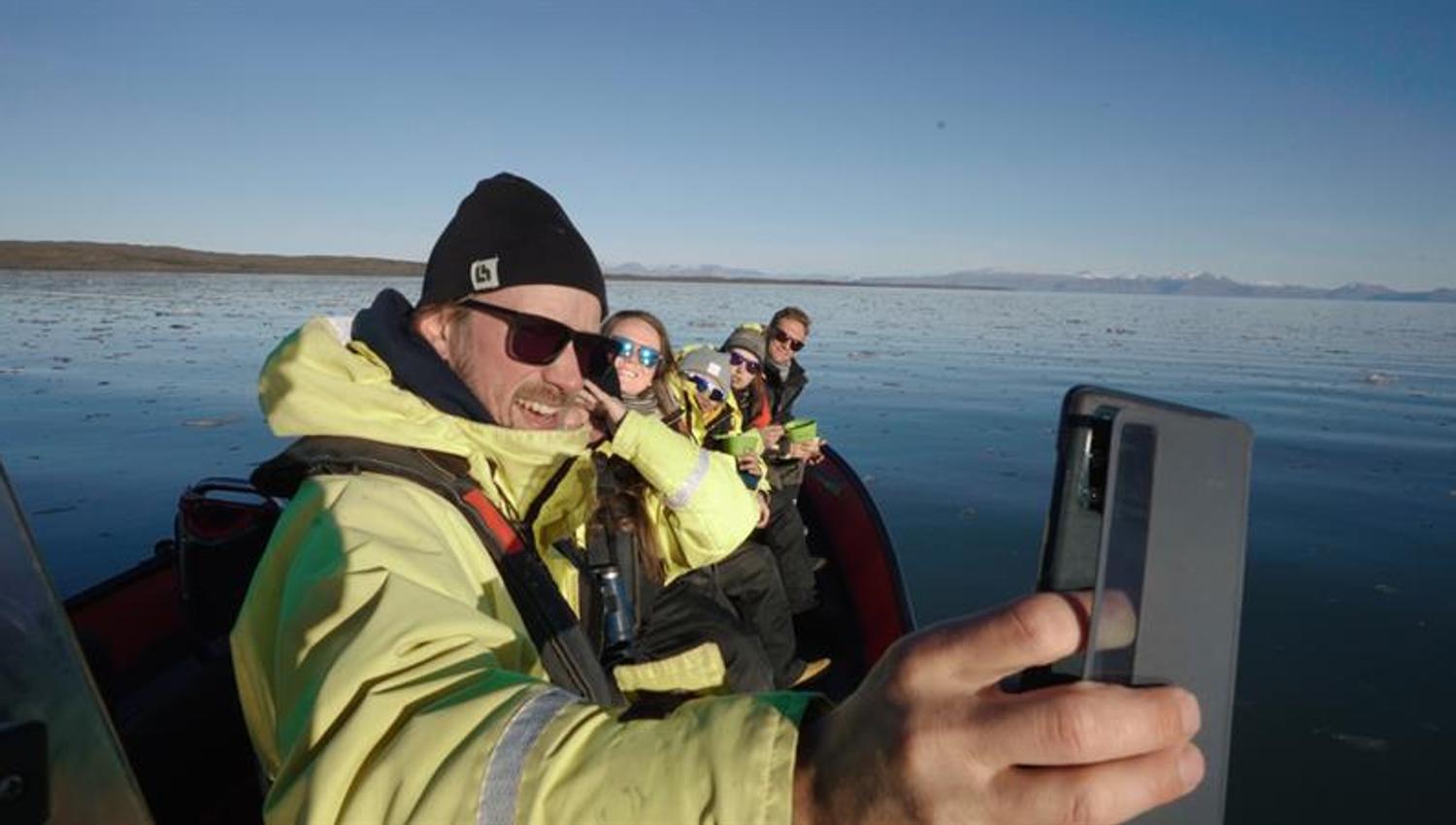 Turgruppe i rib båt på fjorden