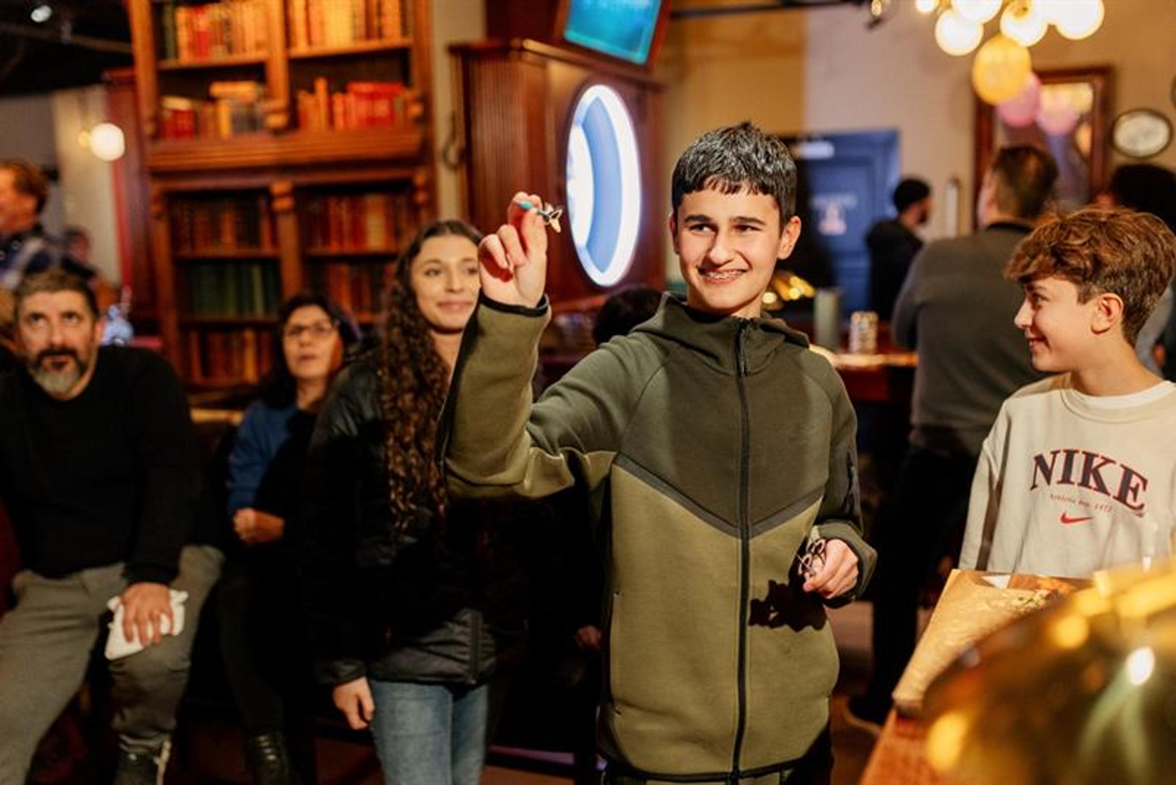 Barn som spiller dart