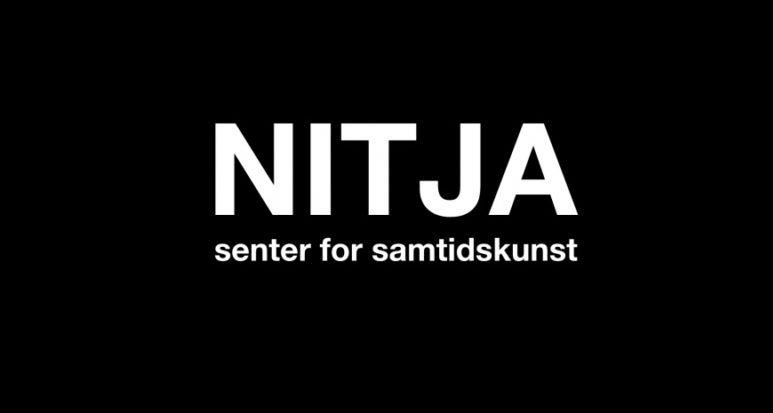Svart bakgrunn med hvite bokstaver