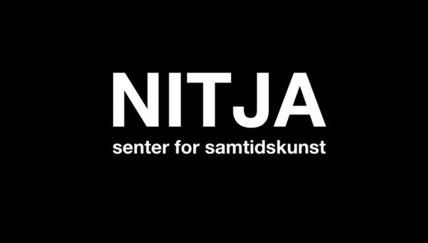 Svart bakgrunn med hvite bokstaver