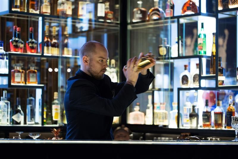 bartender som mikser en cocktail
