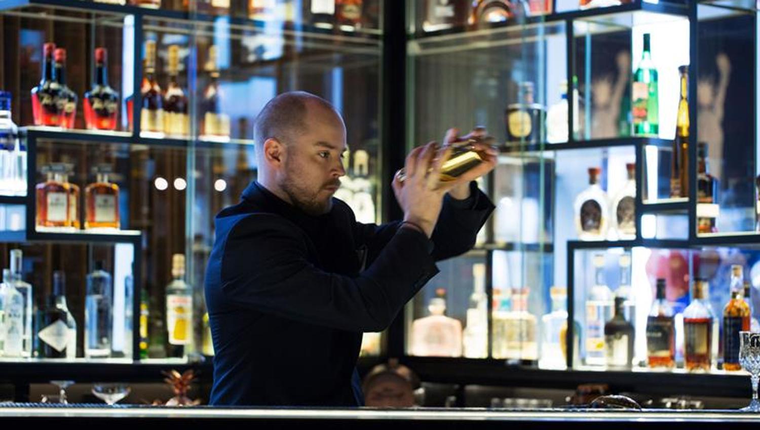 bartender som mikser en cocktail