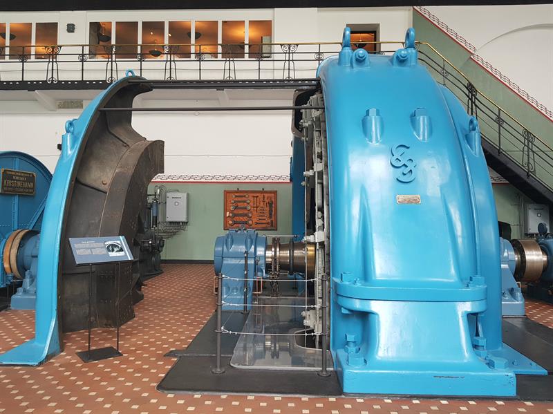 Ein turbin som er delvis opna, slik at besøkande kan sjå innhaldet i maskineriet på Kraftmuseet.