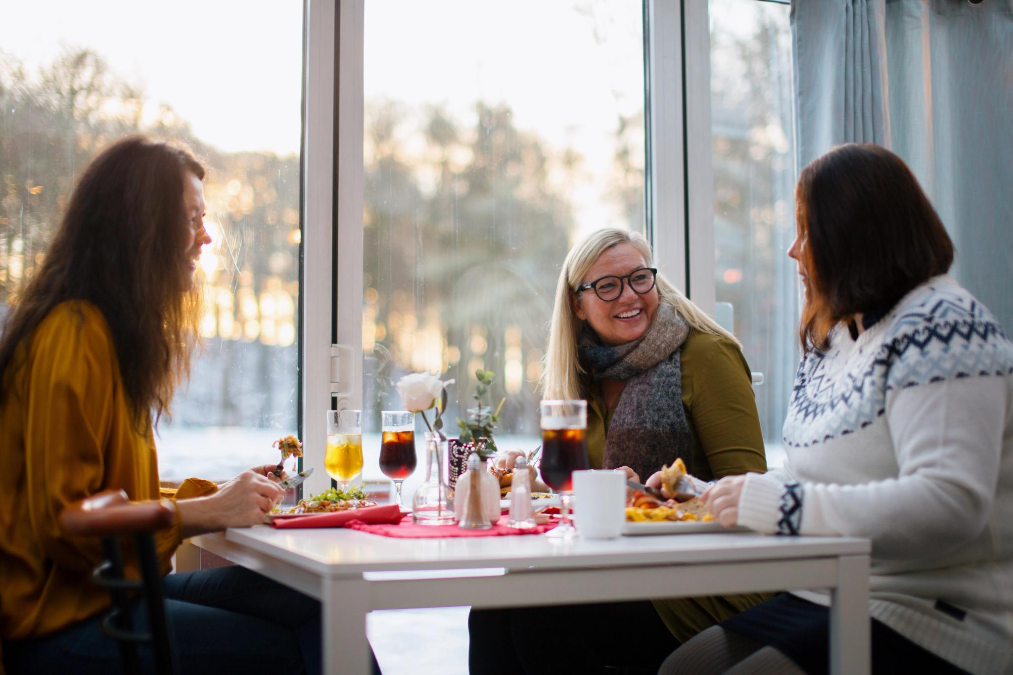 Tre damer spiser mat på Bøkekroa