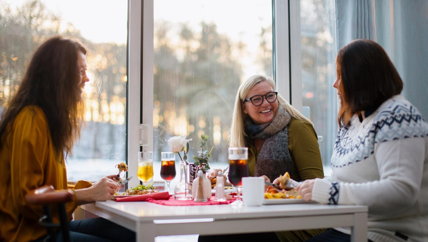 Tre damer spiser mat på Bøkekroa