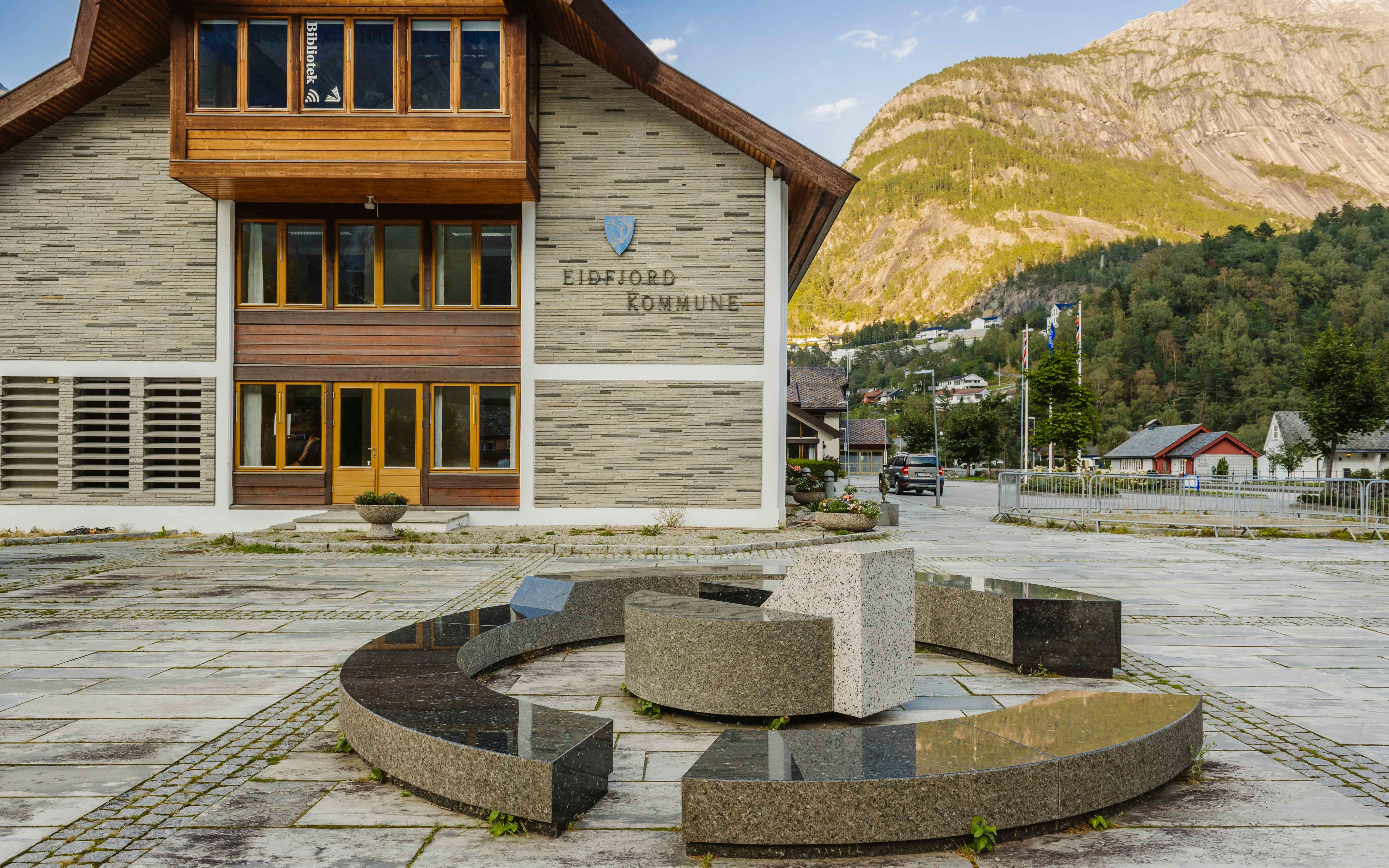 The installation called "Segmentum Lunaris" in front of the town hall.