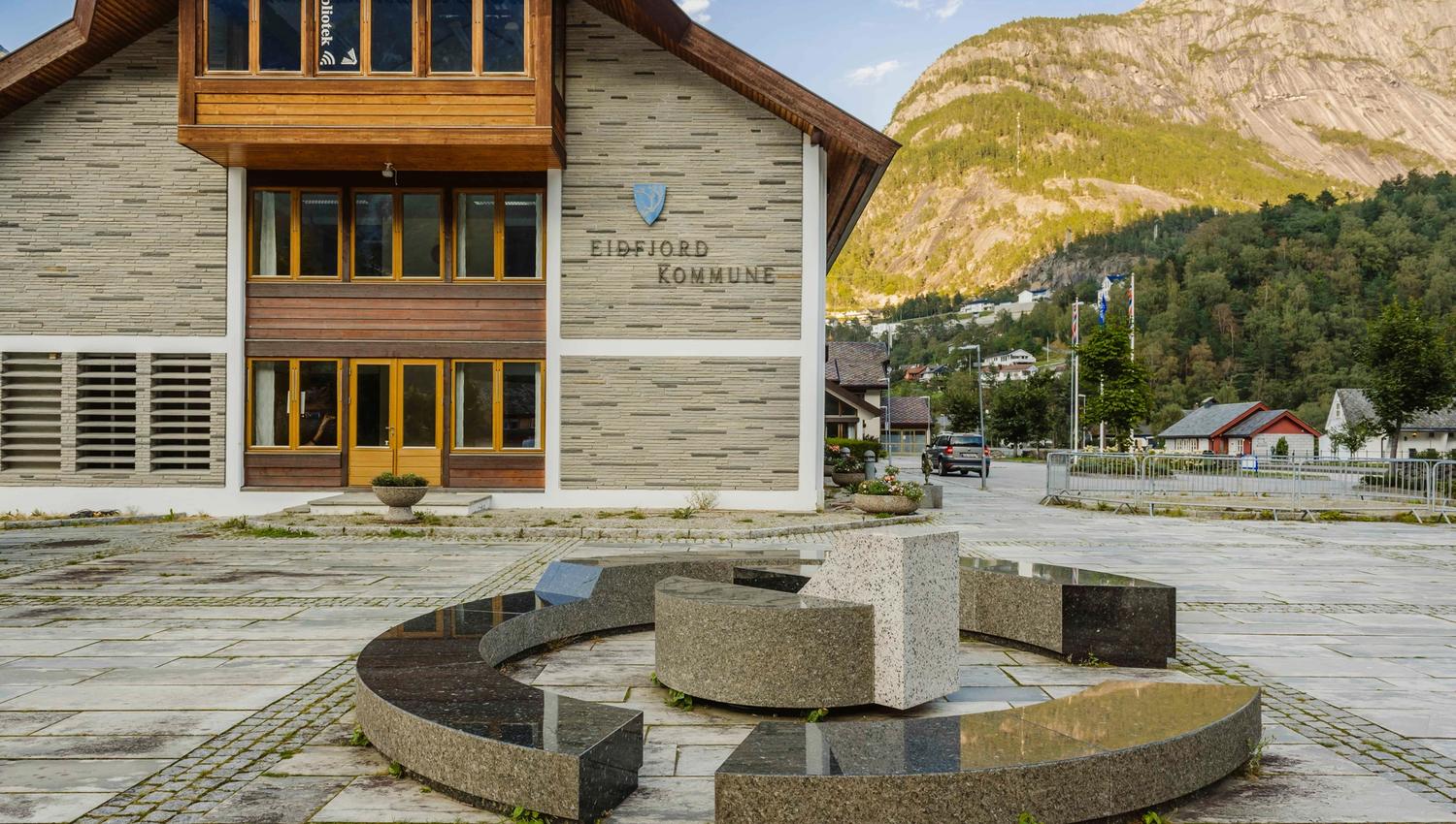 The installation called "Segmentum Lunaris" in front of the town hall.