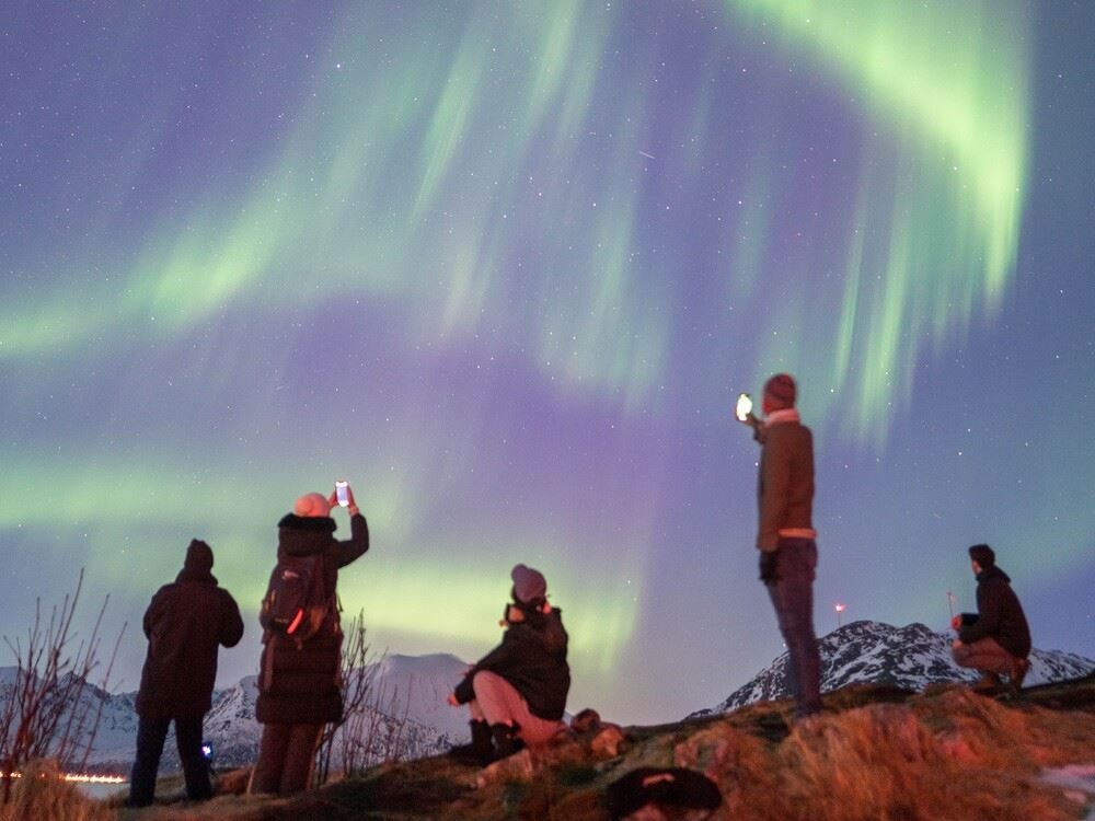 Flere gjester som tar bilde av nordlyset