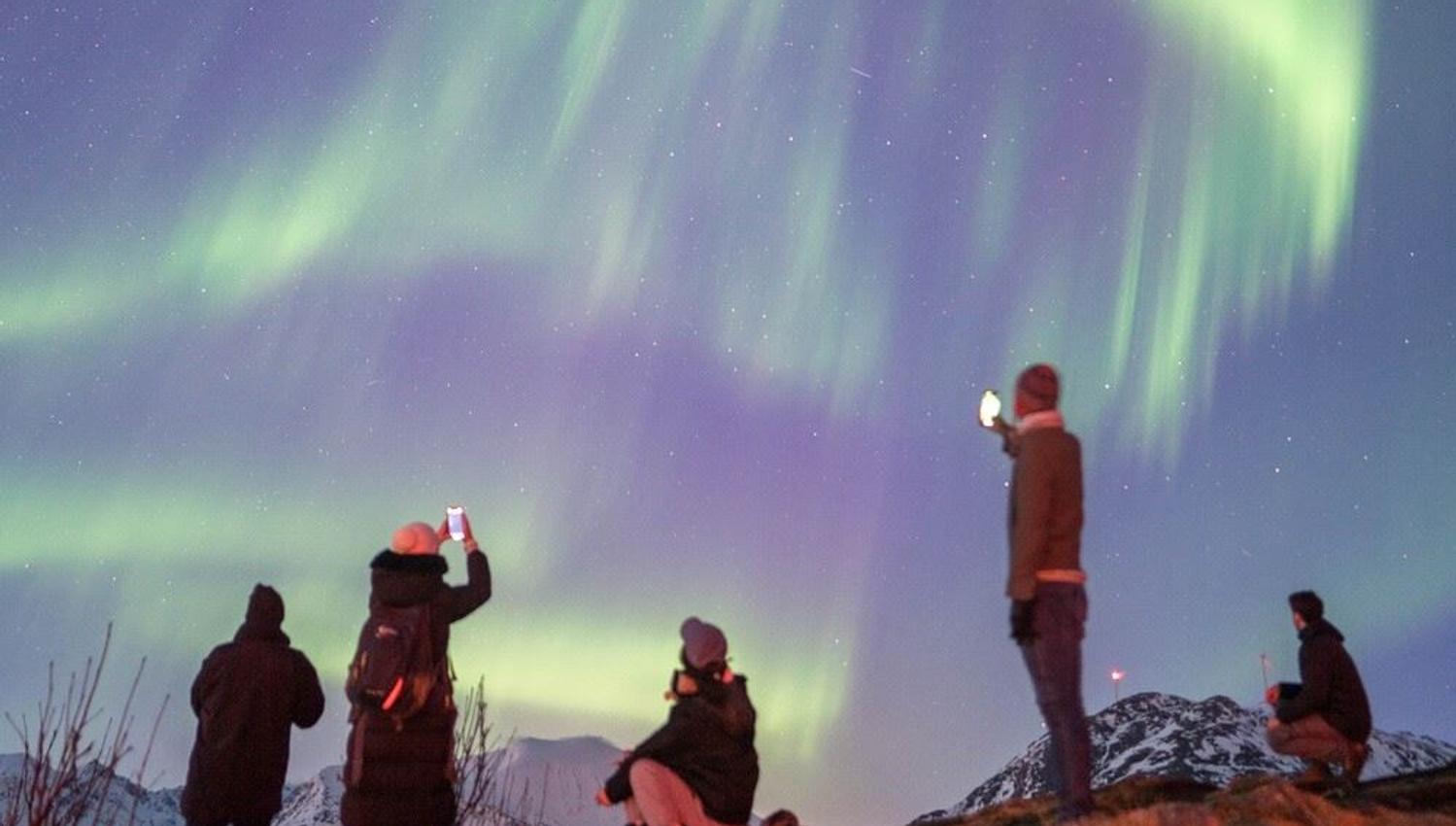 Flere gjester som tar bilde av nordlyset