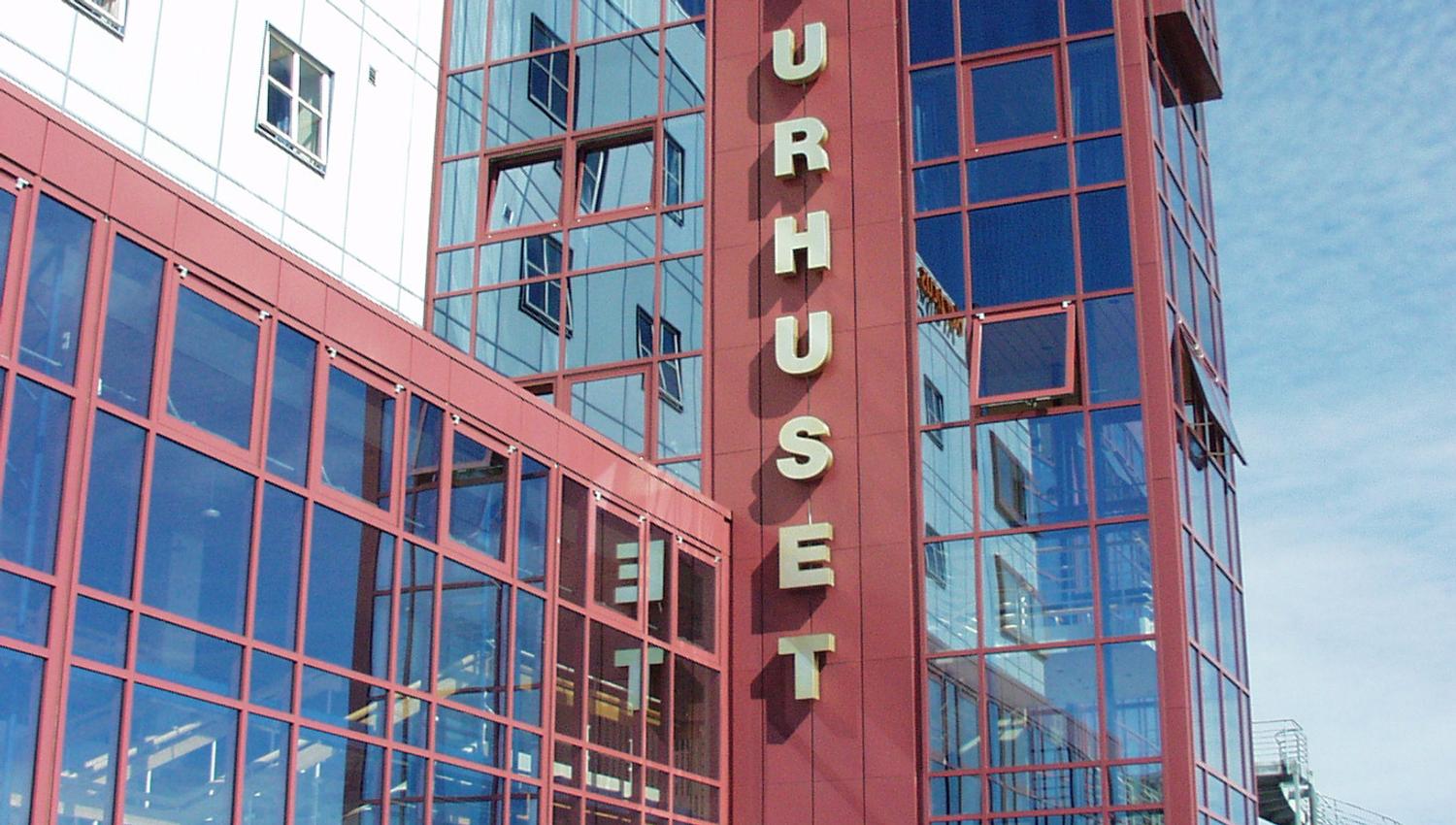 musikk og folk utenfor Harstad kulturhus