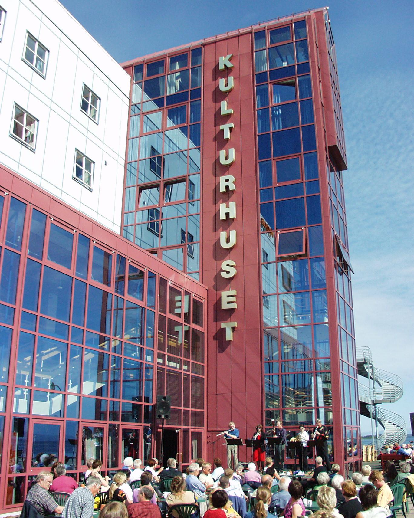 musikk og folk utenfor Harstad kulturhus