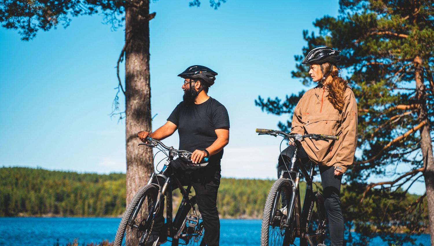 To personer på sykkel
