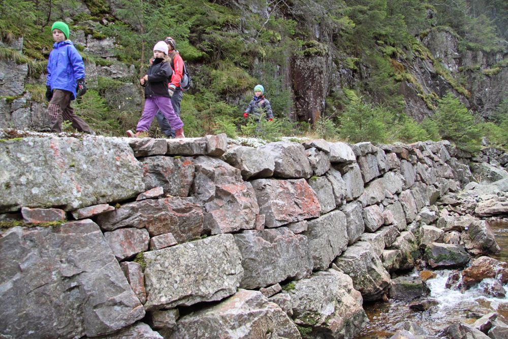 gruppe av barn går Hanakamjuvet, foto: Hamish Moore