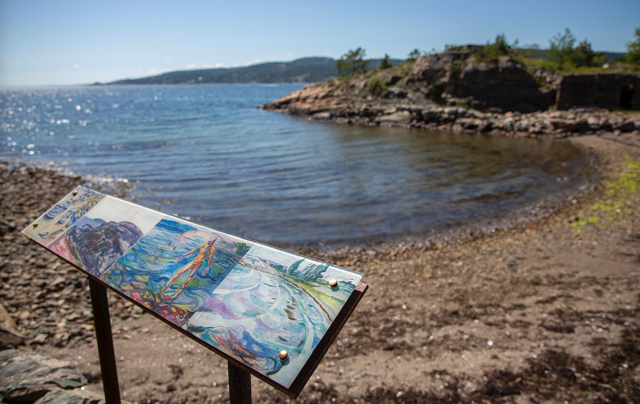 Bukt med strand og vann, tablå med motiver fra Edvard Munch fra samme sted