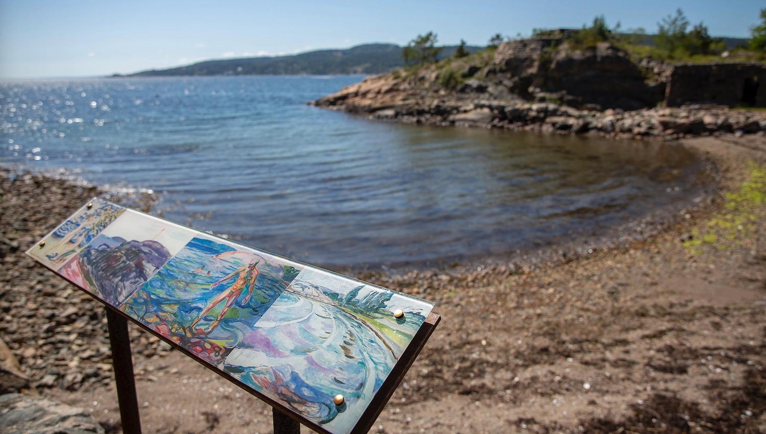 Bukt med strand og vann, tablå med motiver fra Edvard Munch fra samme sted