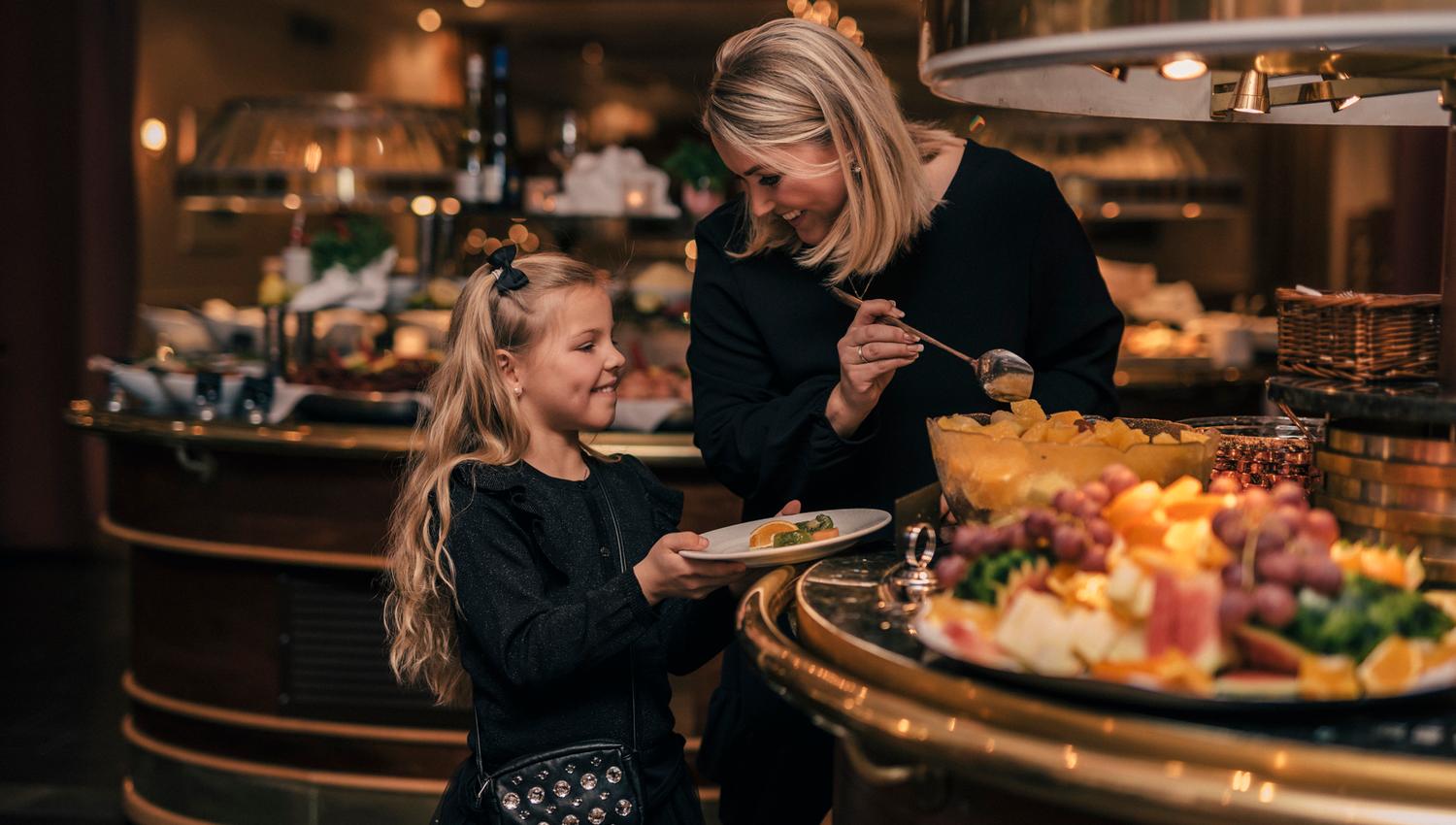 Deilige fristelser på dessertbuffetern på Hotel Union Geiranger