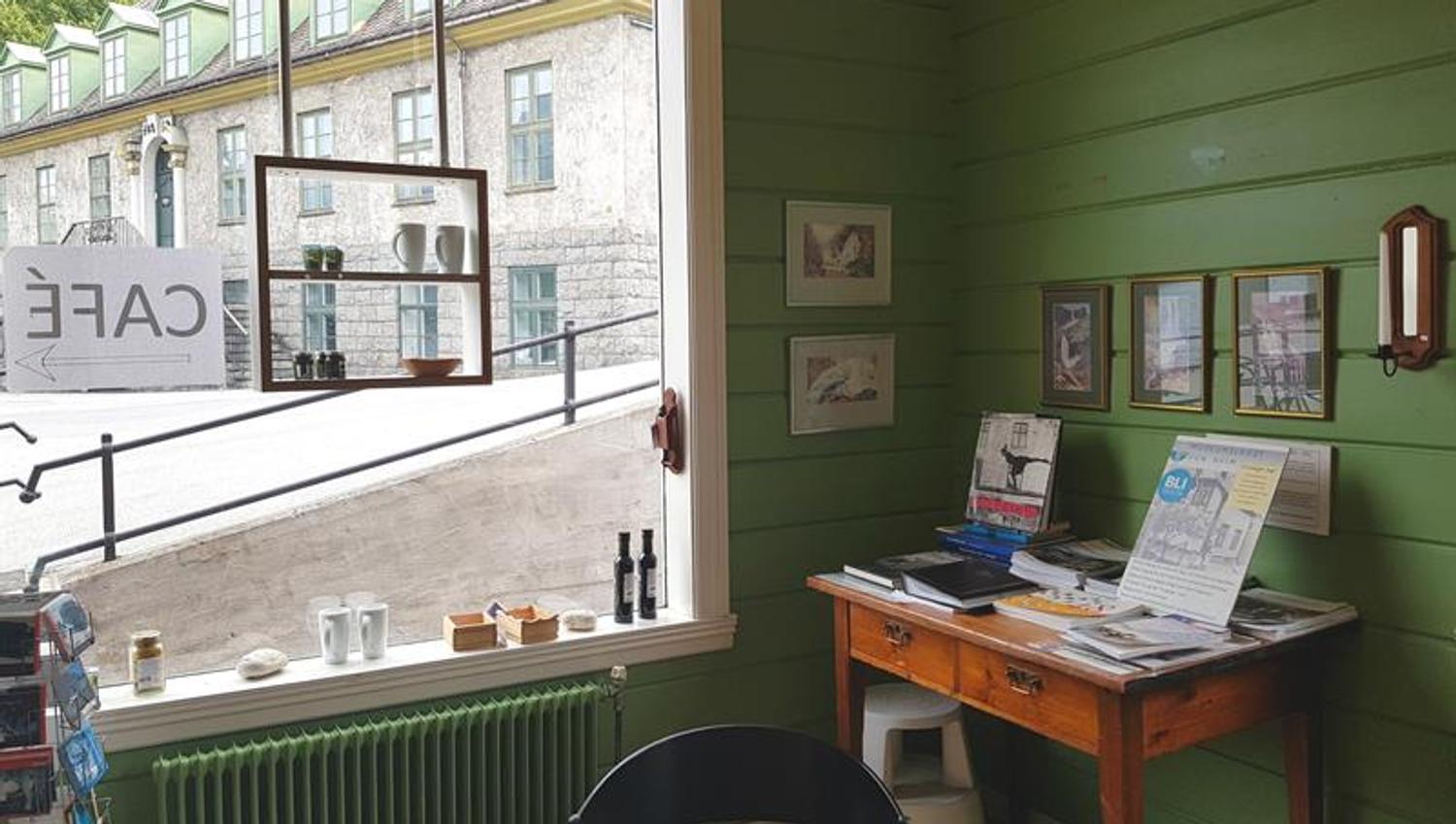 Kaféområde på Kraftmuseet, med utsikt mot museumsområdet og suvenirar tilgjengeleg for besøkande.