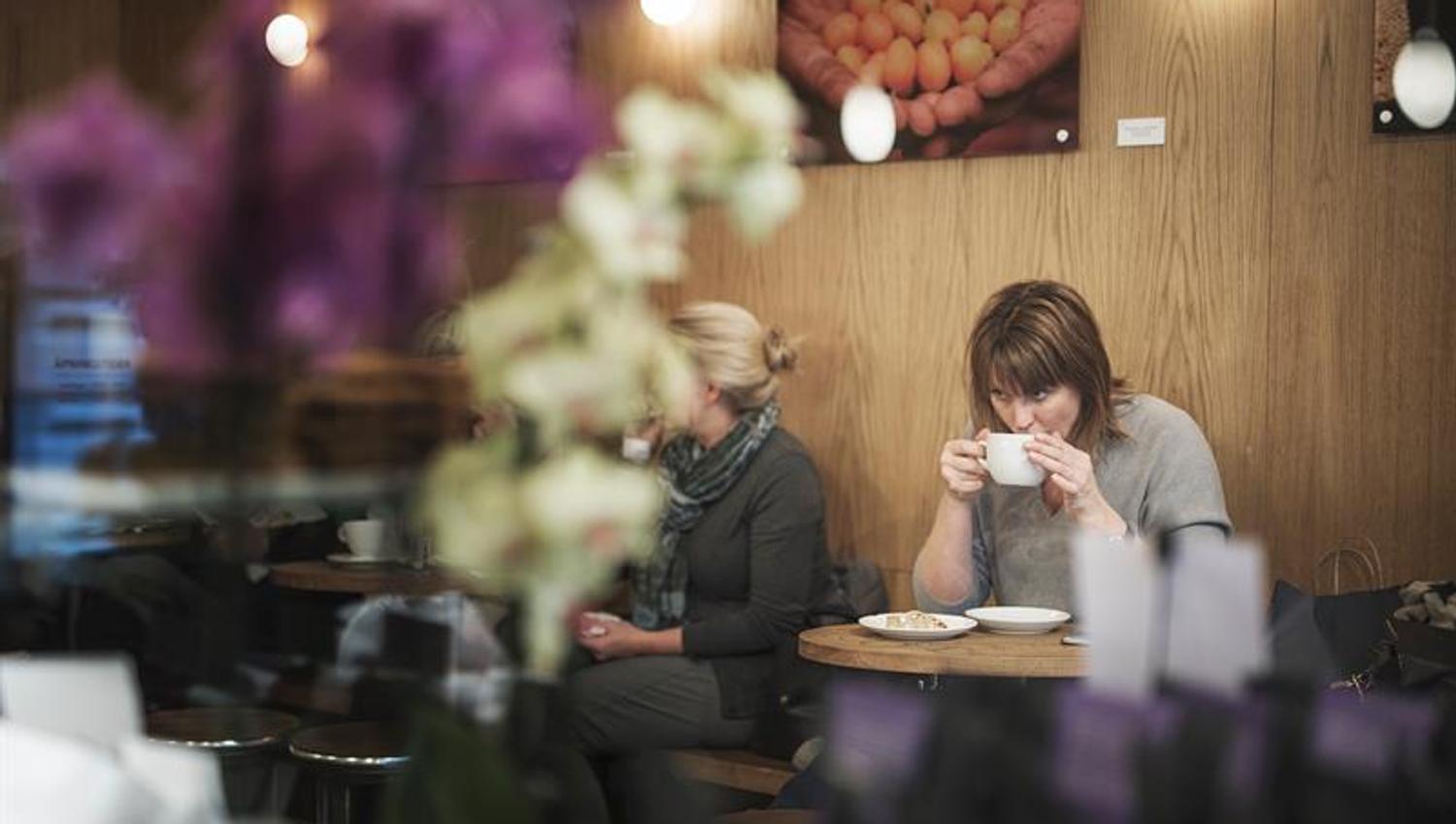 gjester inne i kaffebaren