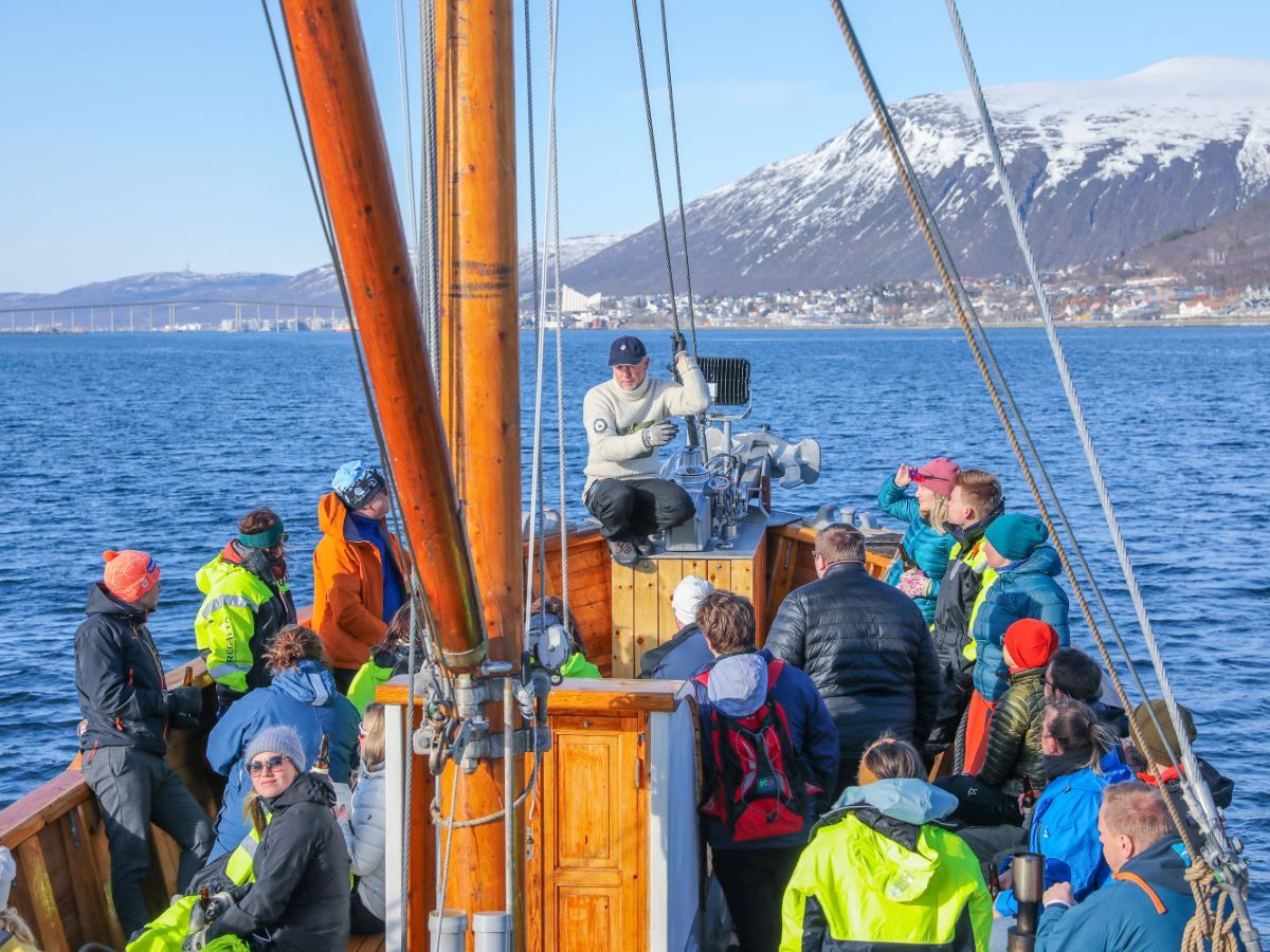 Guide som snakker til gjestene