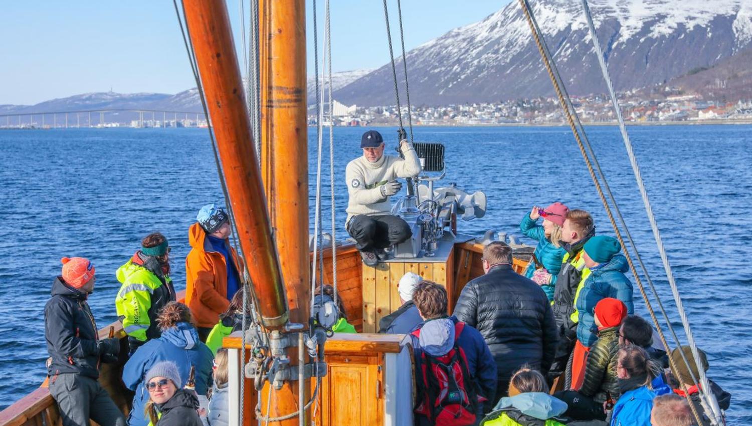 Guide som snakker til gjestene