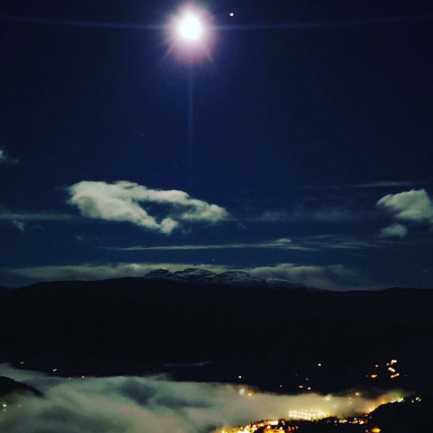Måneskin over fjorden, sett frå Hardanger Panorama Lodge.
