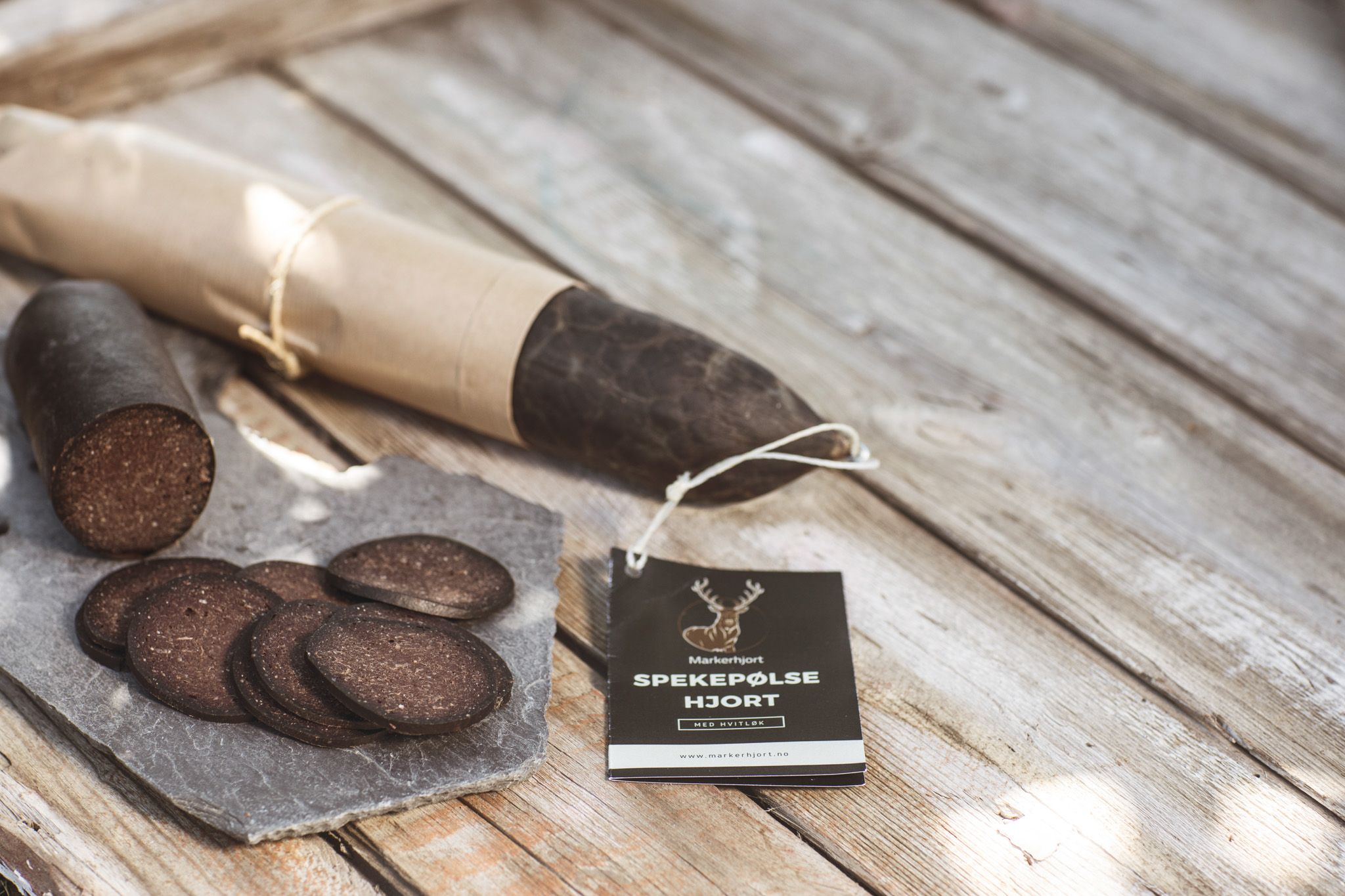 Spekepølse som er skivet opp